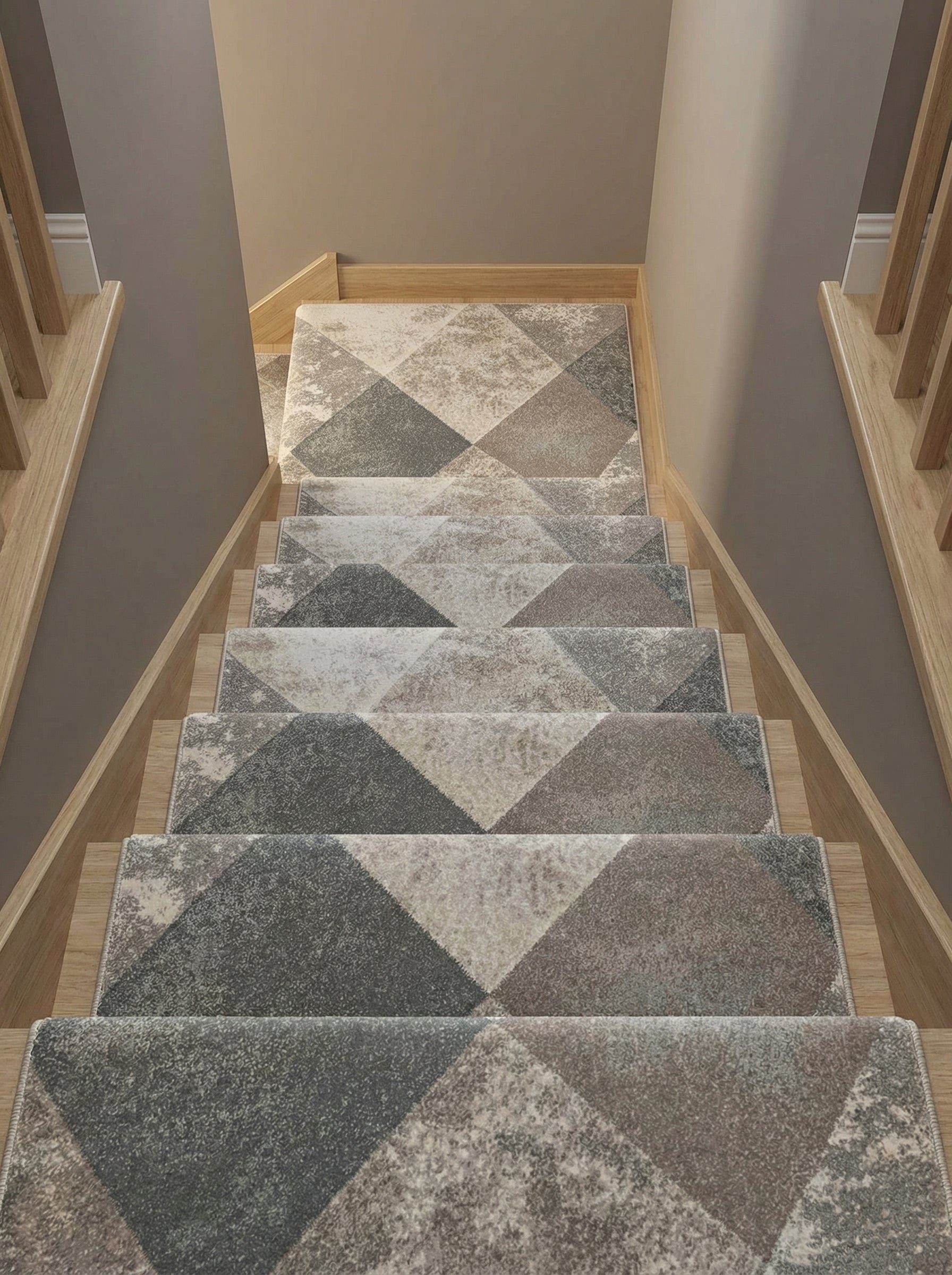 Tapis d'escalier tissé gris et beige, à motifs de losanges abstraits, recouvrant les marches d'un escalier