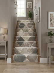 Tapis d'escalier texturé aux motifs de grands losanges gris, beiges et marrons clairs, dans une entrée lumineuse