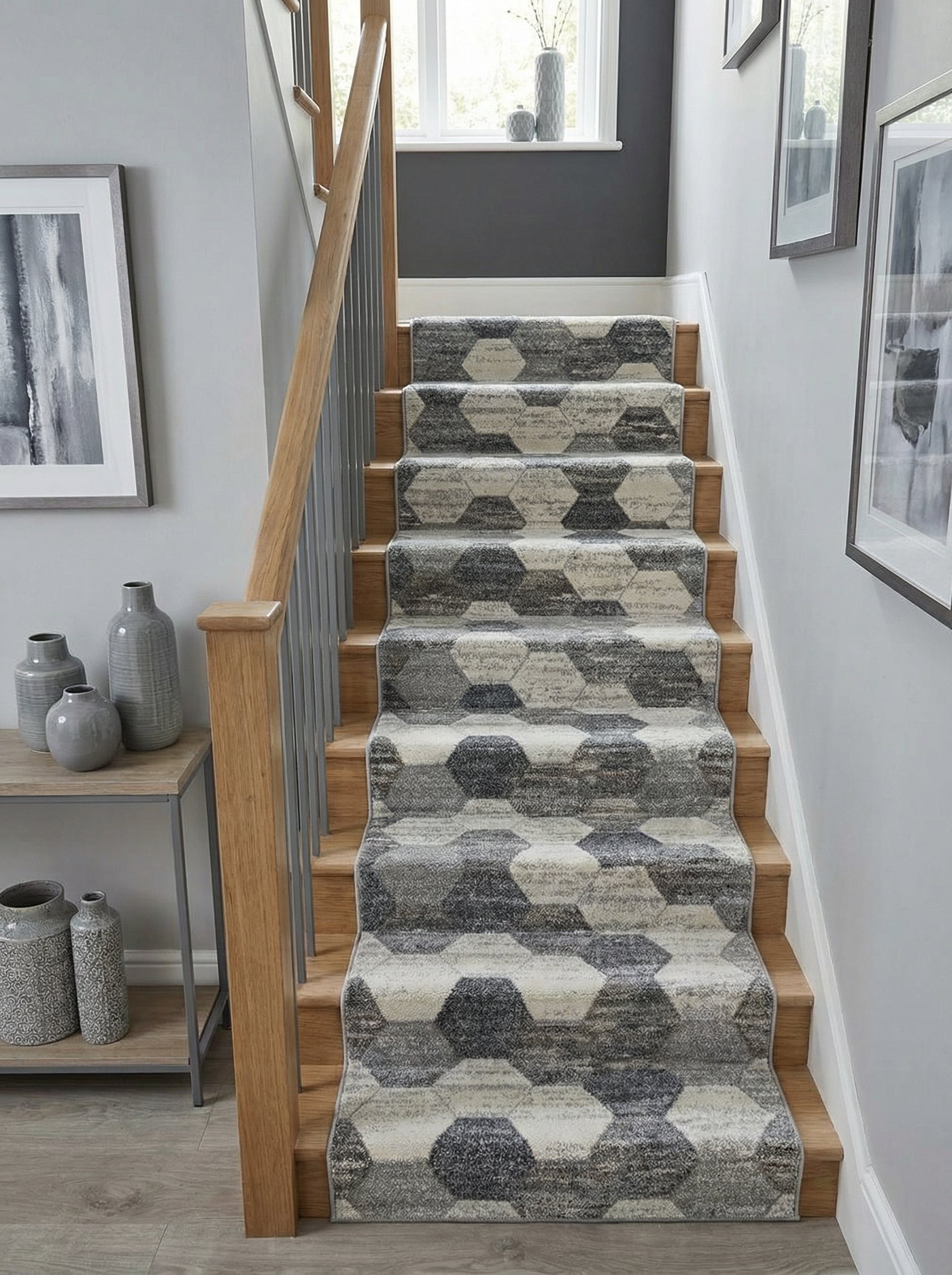 Tapis de couloir pour escalier à motifs hexagonaux gris, anthracite et crème, en moquette tissée, dans un hall d'entrée moderne
