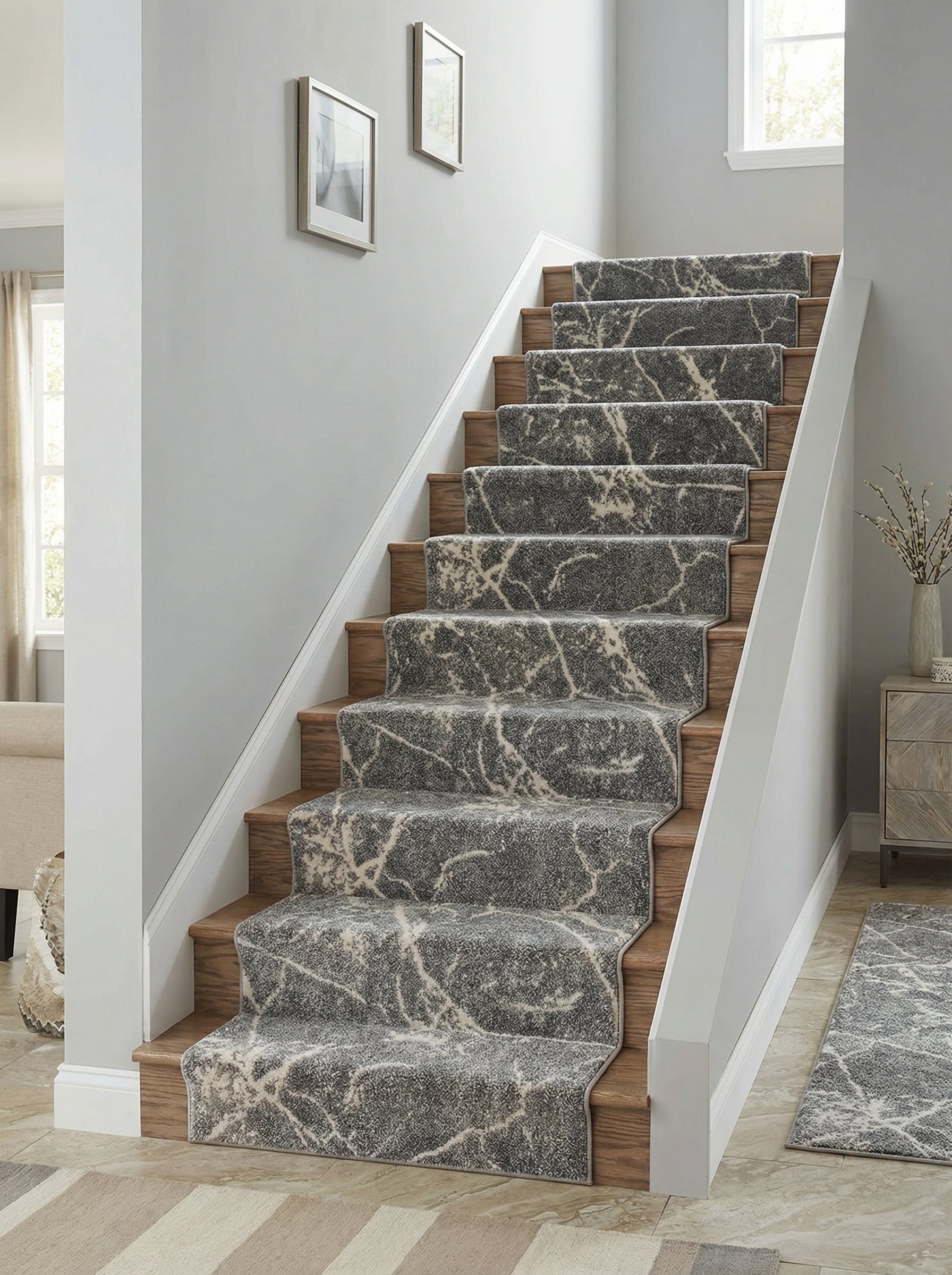 Tapis gris foncé à motifs veinés clairs de type marbre, habillant un escalier et un hall d'entrée