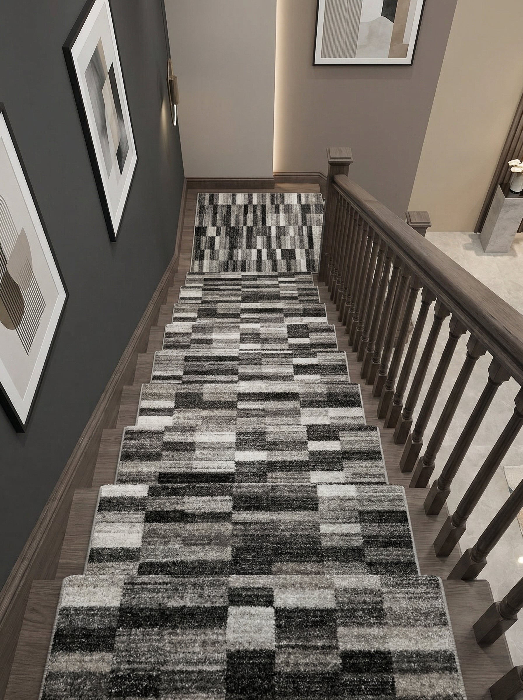 Tapis d'escalier à poils courts, orné de motifs de blocs irréguliers noirs, gris et blancs, dans un hall d'entrée moderne