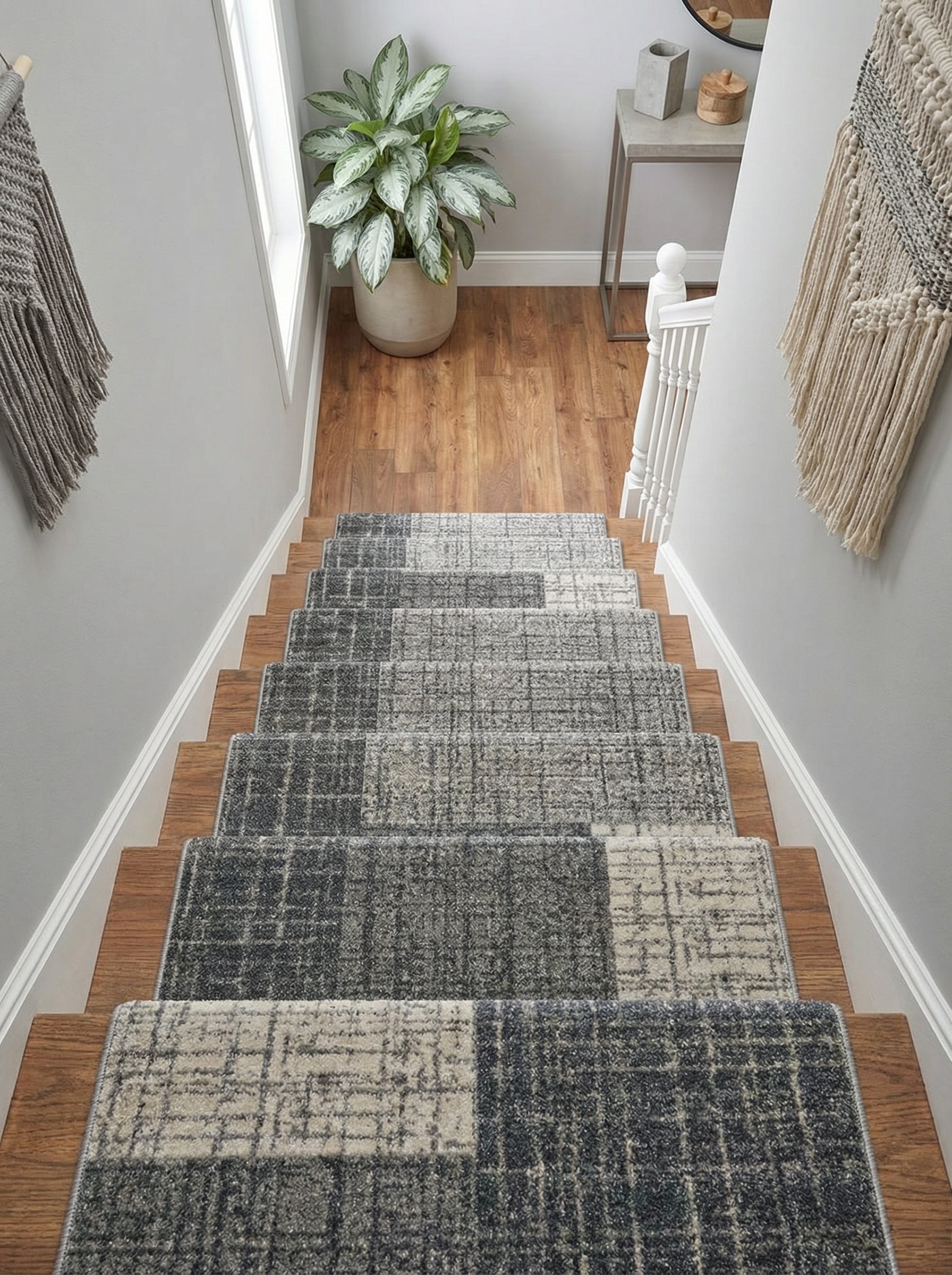 Tapis d'escalier en tissu gris anthracite et beige clair à motifs géométriques abstraits dans un hall d'escalier moderne