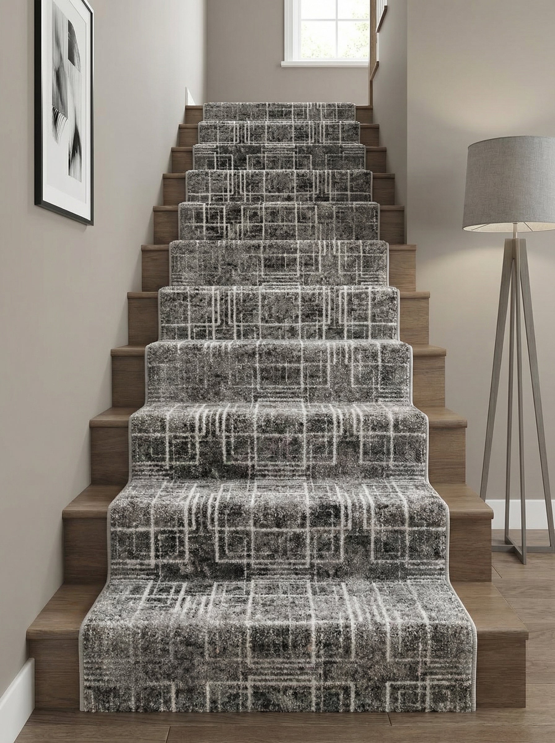 Tapis d'escalier gris chiné avec motifs géométriques abstraits de lignes et carrés blancs, sur des marches en bois dans une entrée