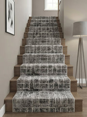 Tapis d'escalier gris chiné avec motifs géométriques abstraits de lignes et carrés blancs, sur des marches en bois dans une entrée