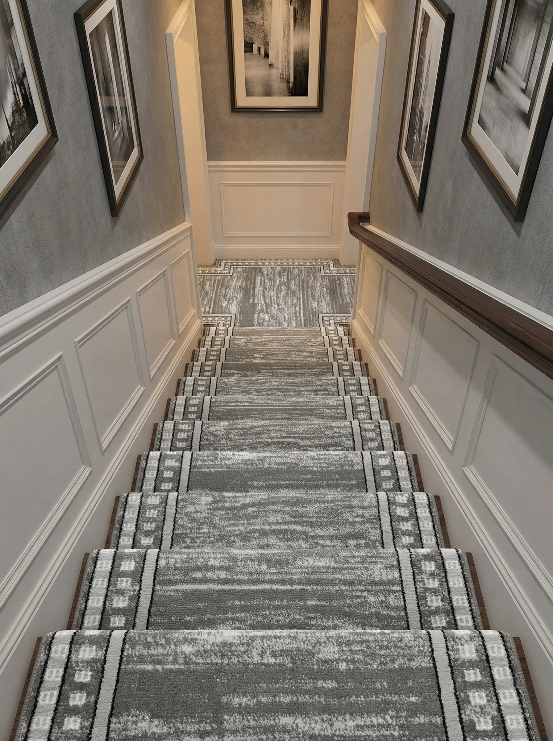 Tapis d'escalier moelleux gris et blanc aux motifs abstraits et bordures géométriques dans une cage d'escalier élégante