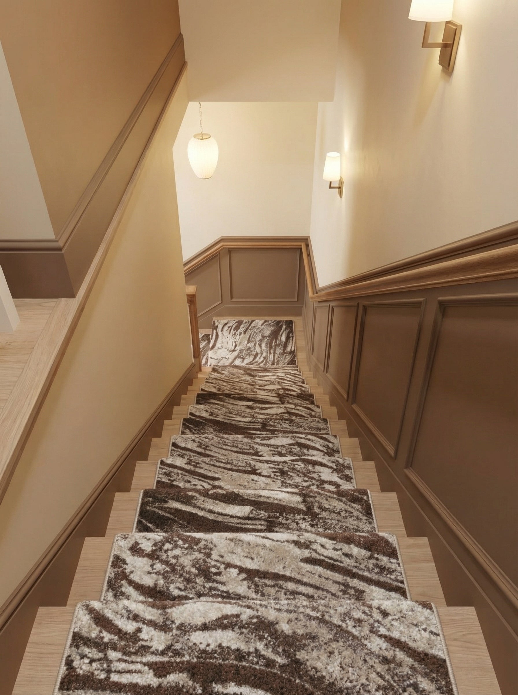 Tapis d'escalier moelleux crème et marron à motifs abstraits ondulés, recouvrant les marches en bois d'une cage d'escalier élégante