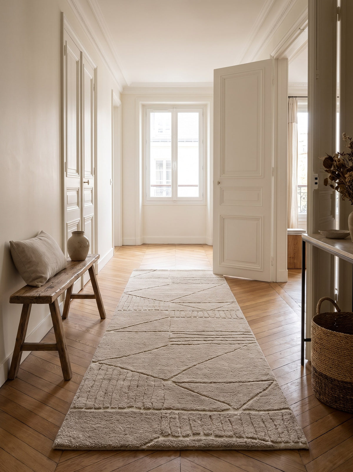 Wollläufer Greige - Campo im Flur einer Haussmann-Wohnung in Paris, auf Chevron-Parkett