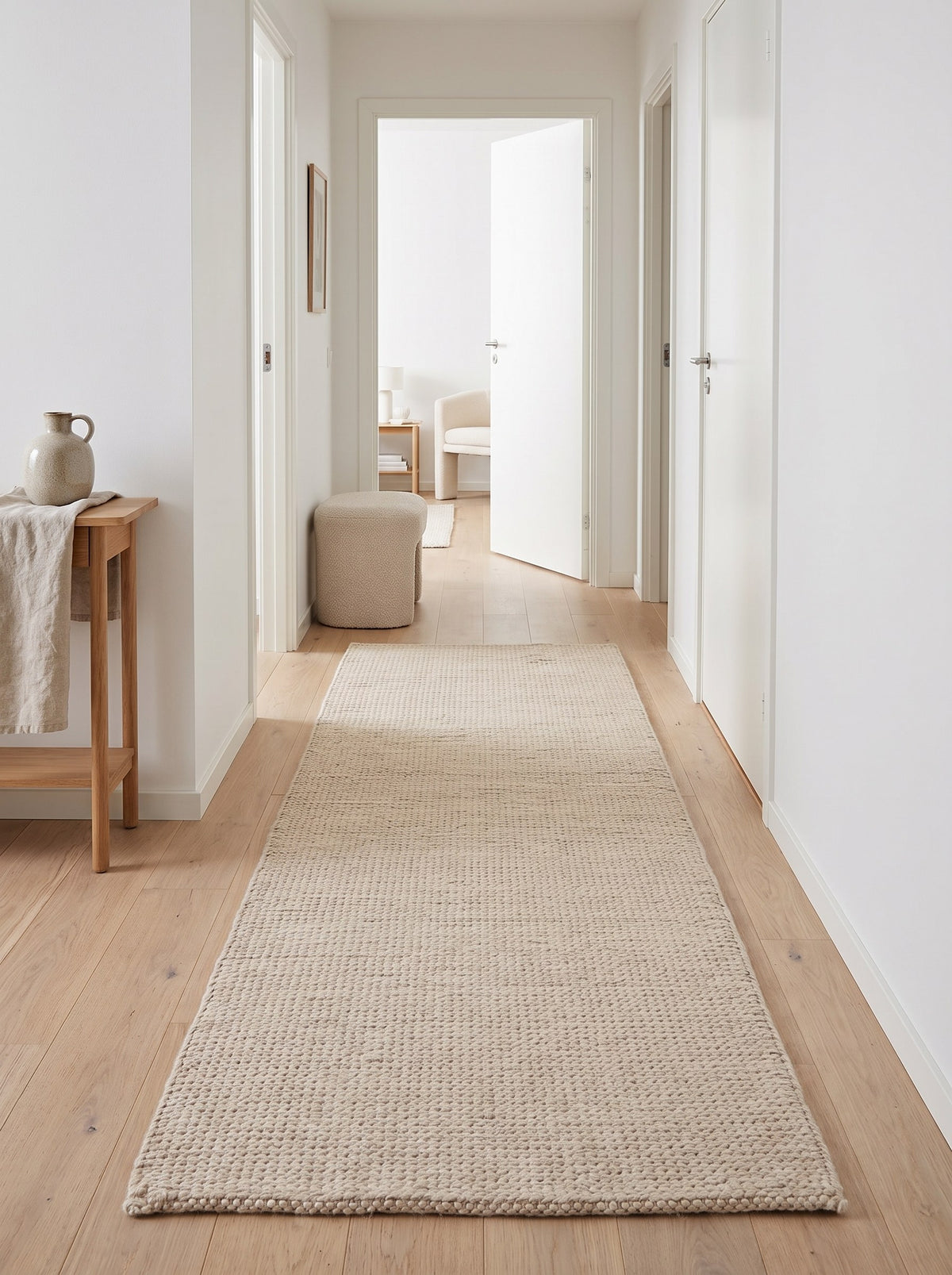 Wollläufer Leinenbeige - Treccia im Flur einer hellen Neubauwohnung, auf hellem Eichenparkett
