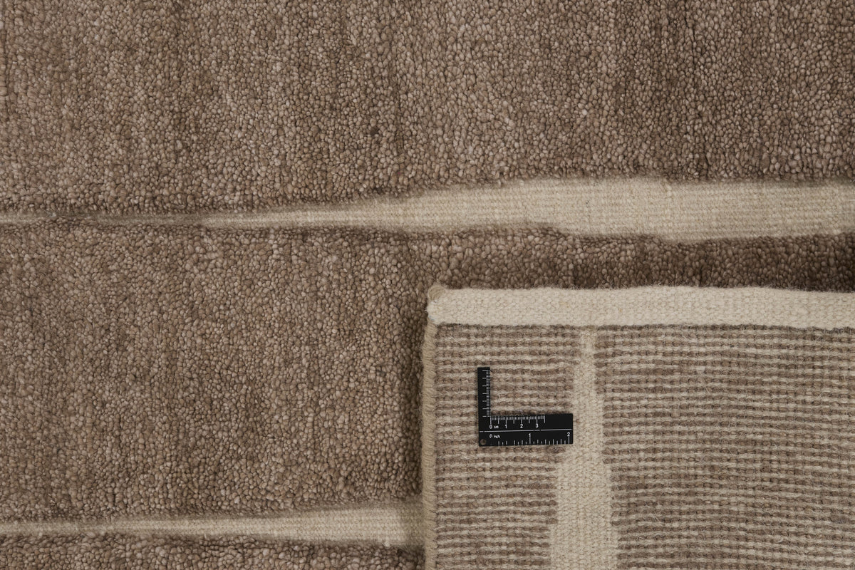 Hazelnut 100% Wool Hallway Runner - Solco, close-up of the texture