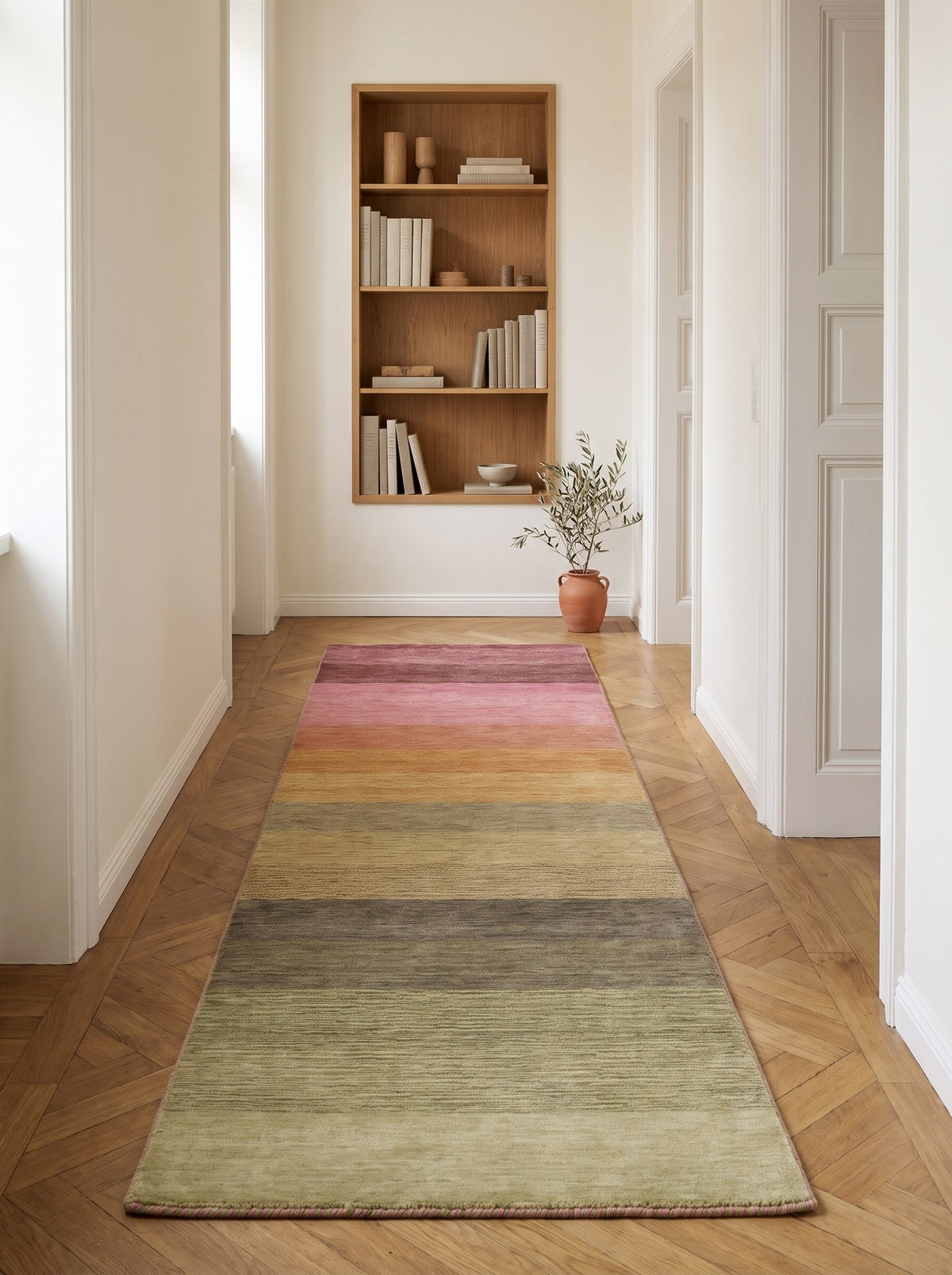Tapis de Couloir 100% Laine Rose et Olive - Orizzonte le long d'un couloir d'appartement ancien au vieux parquet de chêne