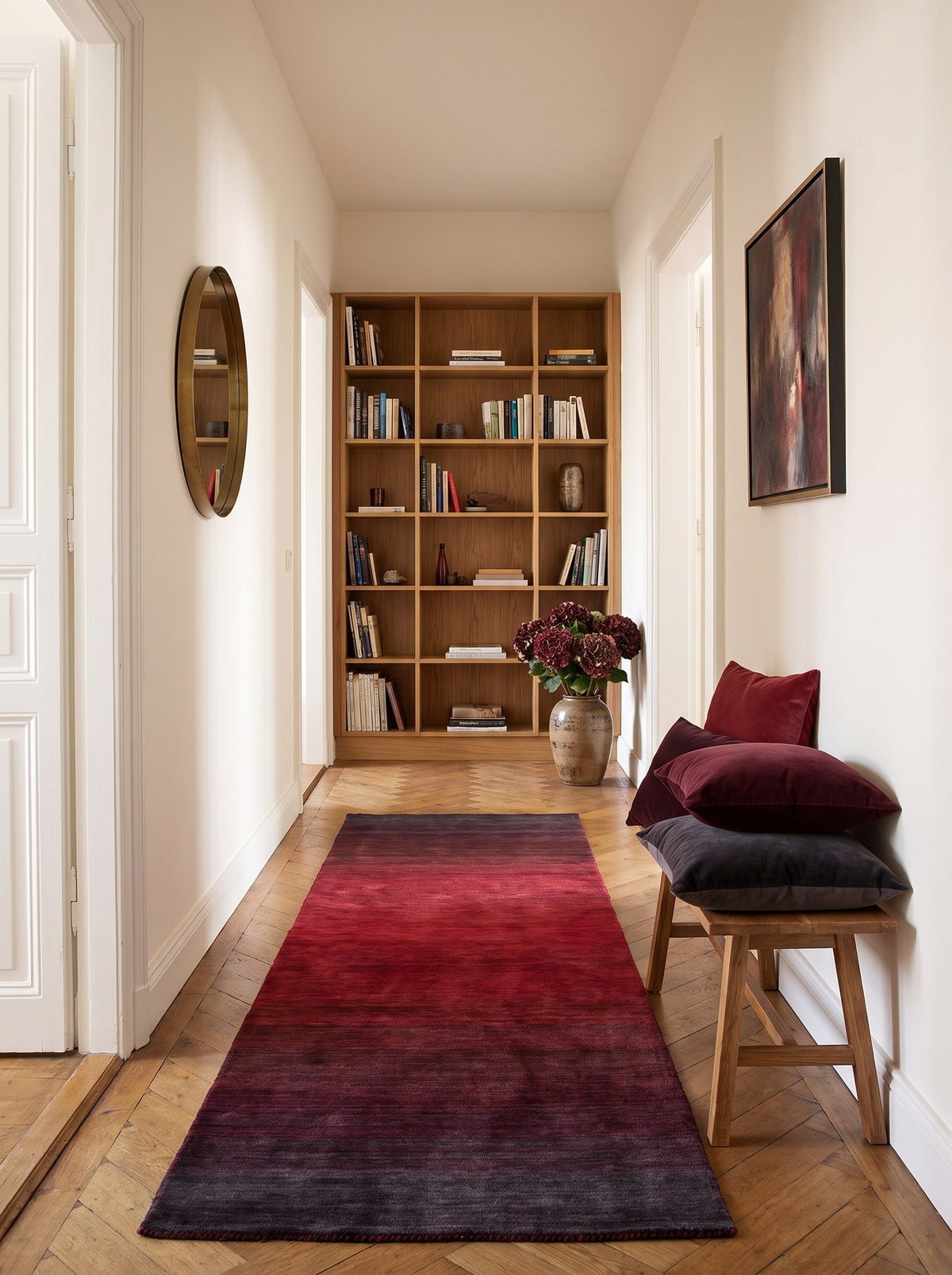 Tapis de Couloir 100% Laine Rouge Carmin - Tramonto le long d'un couloir d'appartement ancien au vieux parquet de chêne