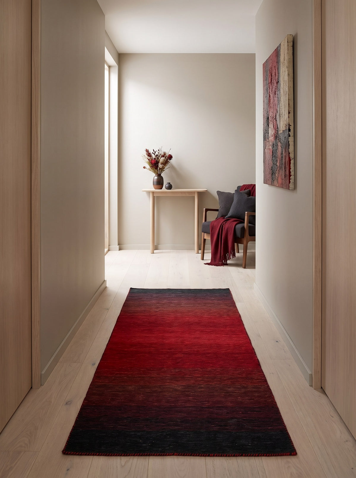 Tapis de Couloir 100% Laine Rouge et Noir - Vespero le long d'un couloir japandi au parquet de chêne blanchi