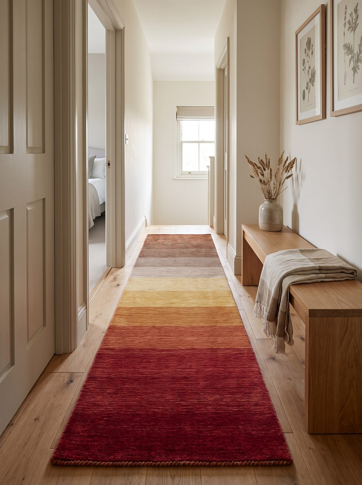 Tapis de Couloir 100% Laine Rouge et Safran - Orizzonte le long du couloir d'une maison de ville rénovée