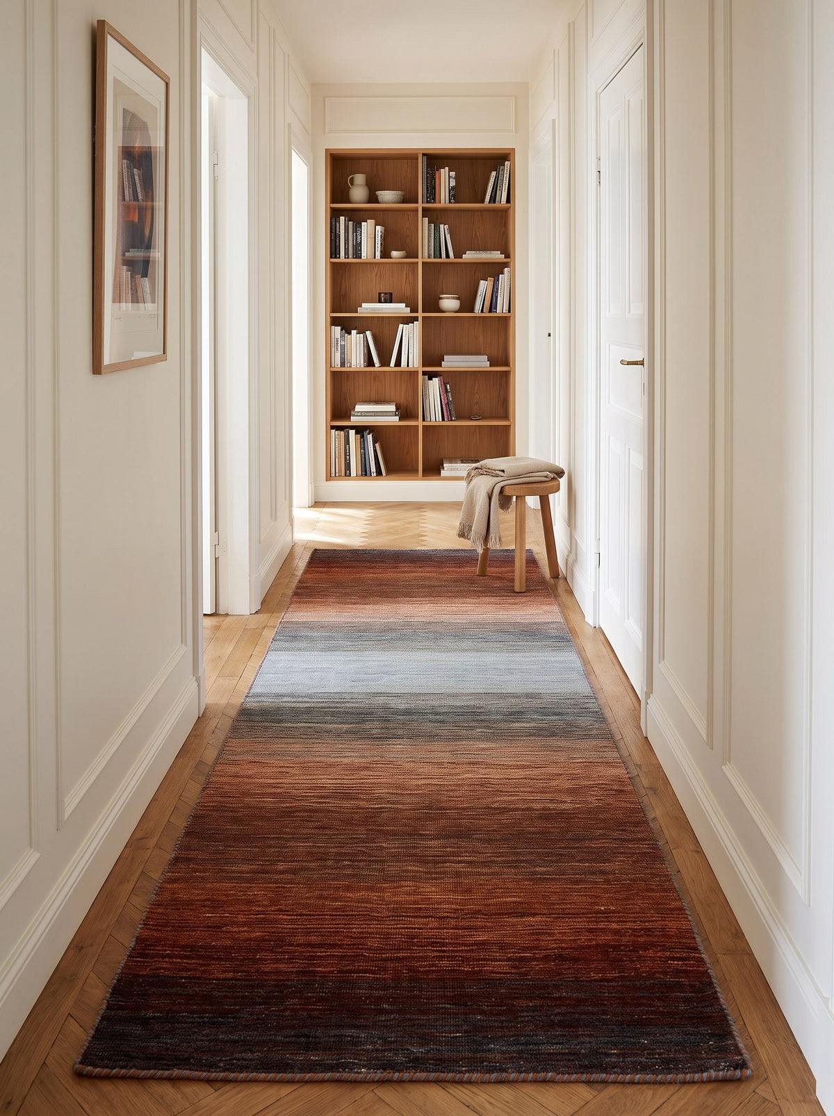 Tapis de Couloir 100% Laine Rouille et Bleu Gris - Vespero vu depuis une porte, dans un couloir d'appartement ancien