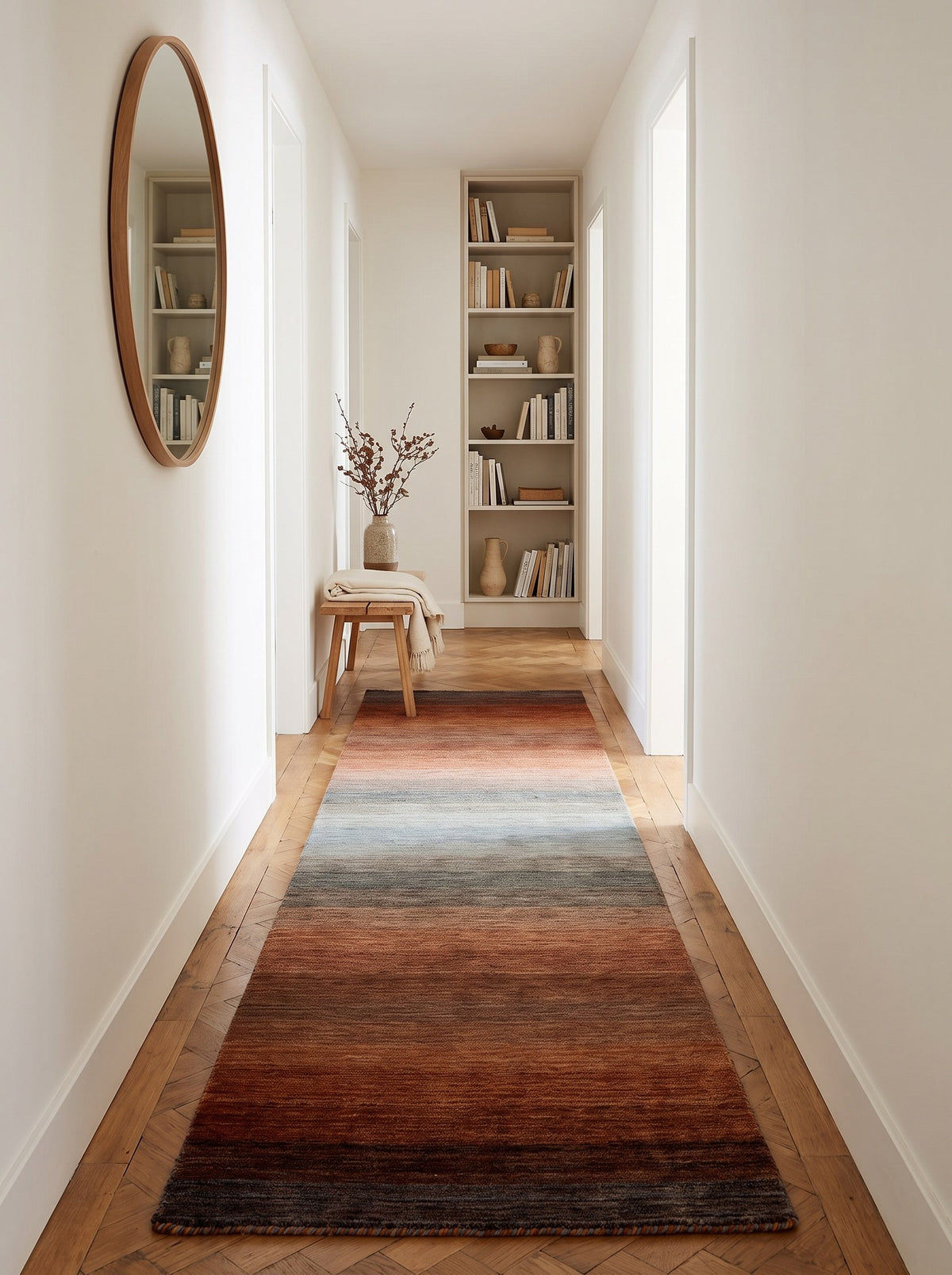 Tapis de Couloir 100% Laine Rouille et Bleu - Tramonto le long d'un couloir d'appartement ancien au vieux parquet de chêne