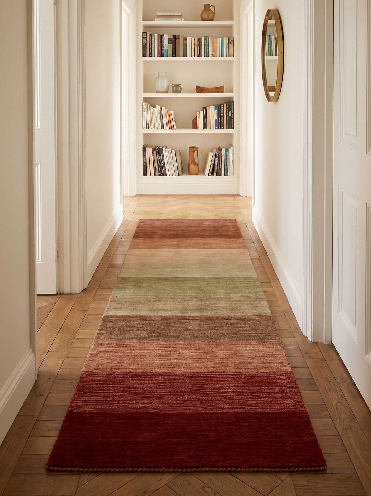 Tapis de Couloir 100% Laine Rouille et Sauge - Orizzonte vu du fond d'un couloir d'appartement ancien