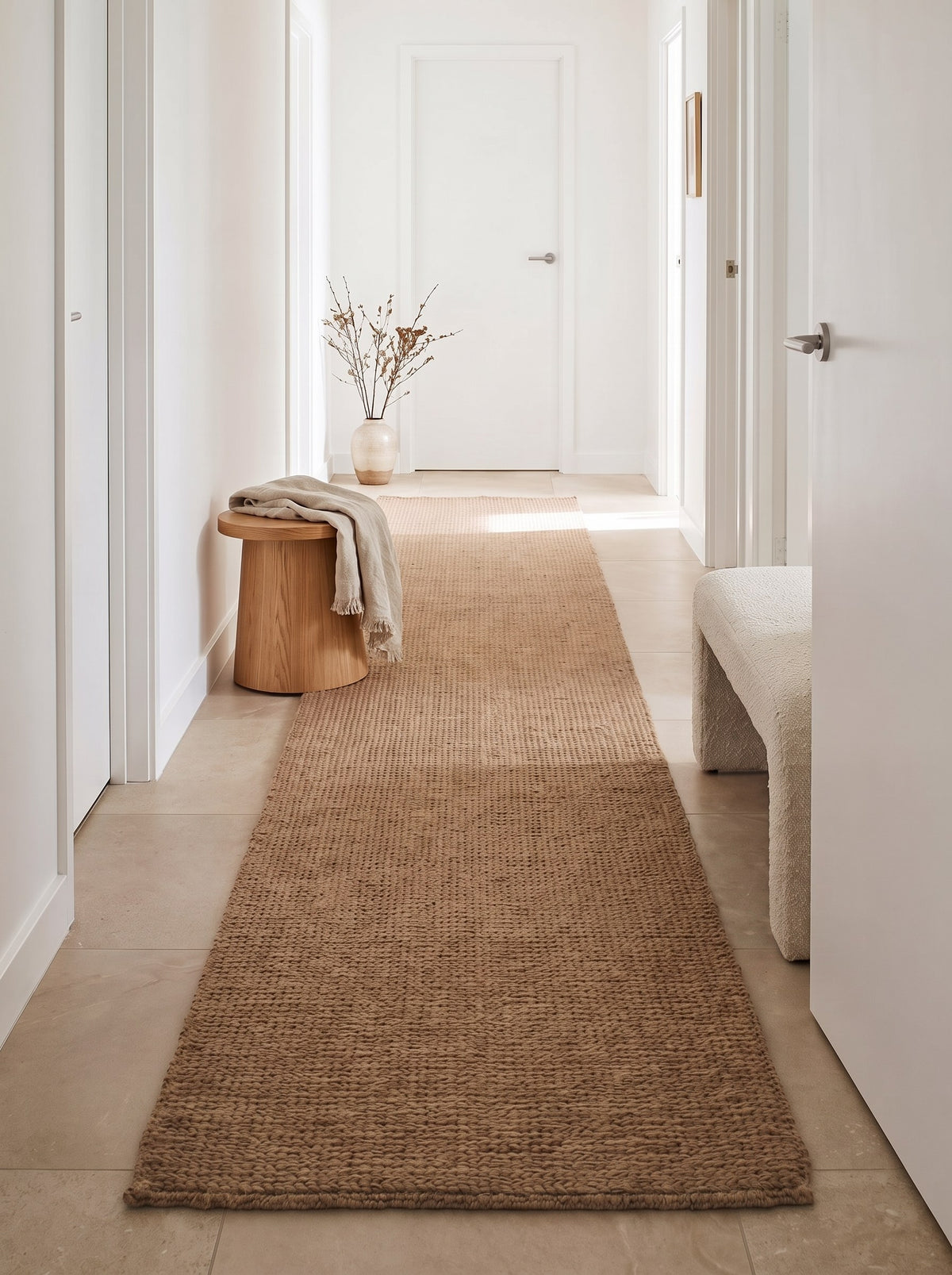 Tapis de Couloir 100% Laine Taupe - Treccia le long d'un couloir de maison des années 70 au carrelage beige grand format