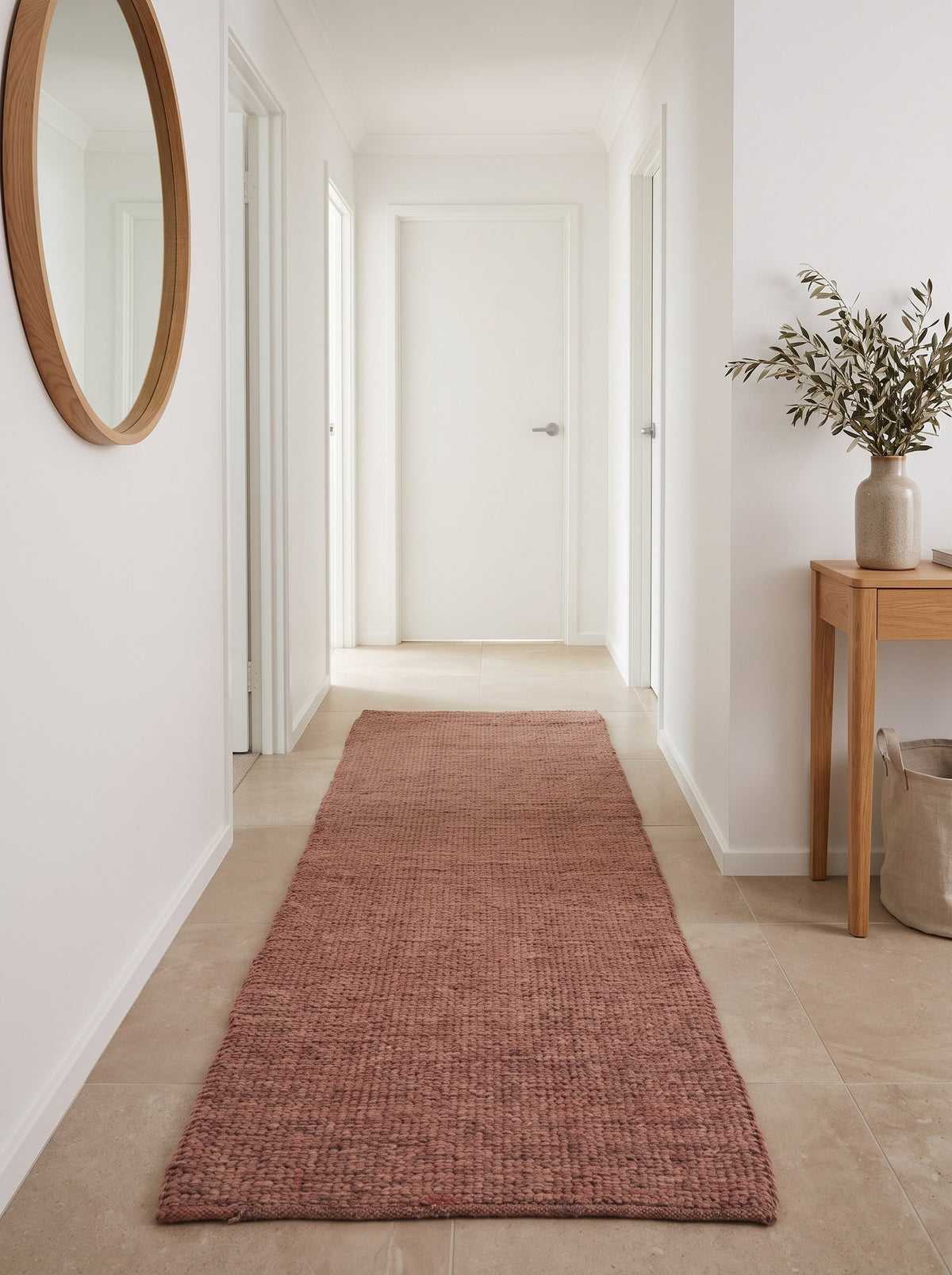 Tapis de Couloir 100% Laine Terracotta - Treccia le long d'un couloir de maison des années 70 au carrelage beige grand format