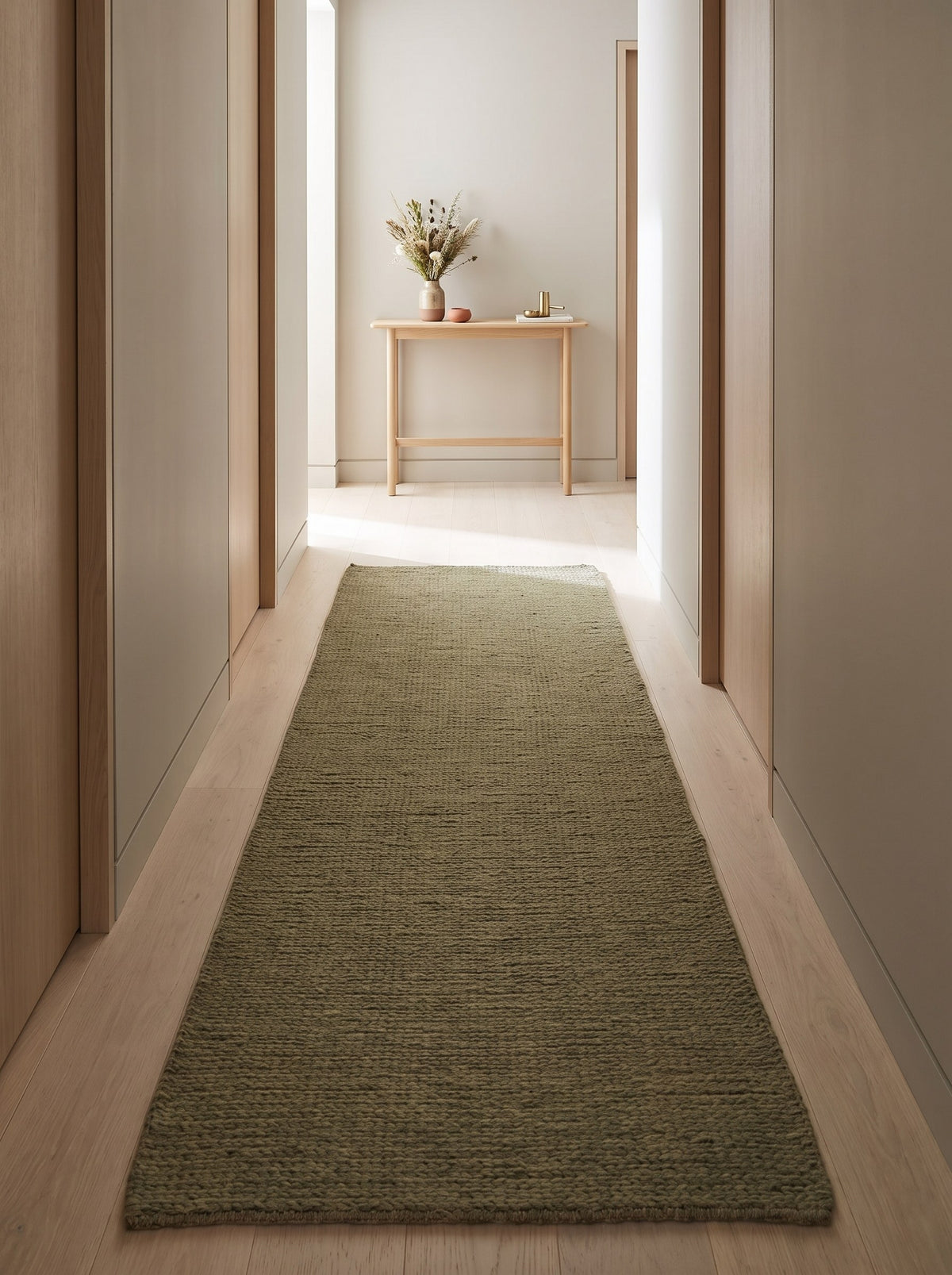 Tapis de Couloir 100% Laine Vert Olive - Treccia vu depuis une porte, dans un couloir japandi au parquet de chêne blanchi