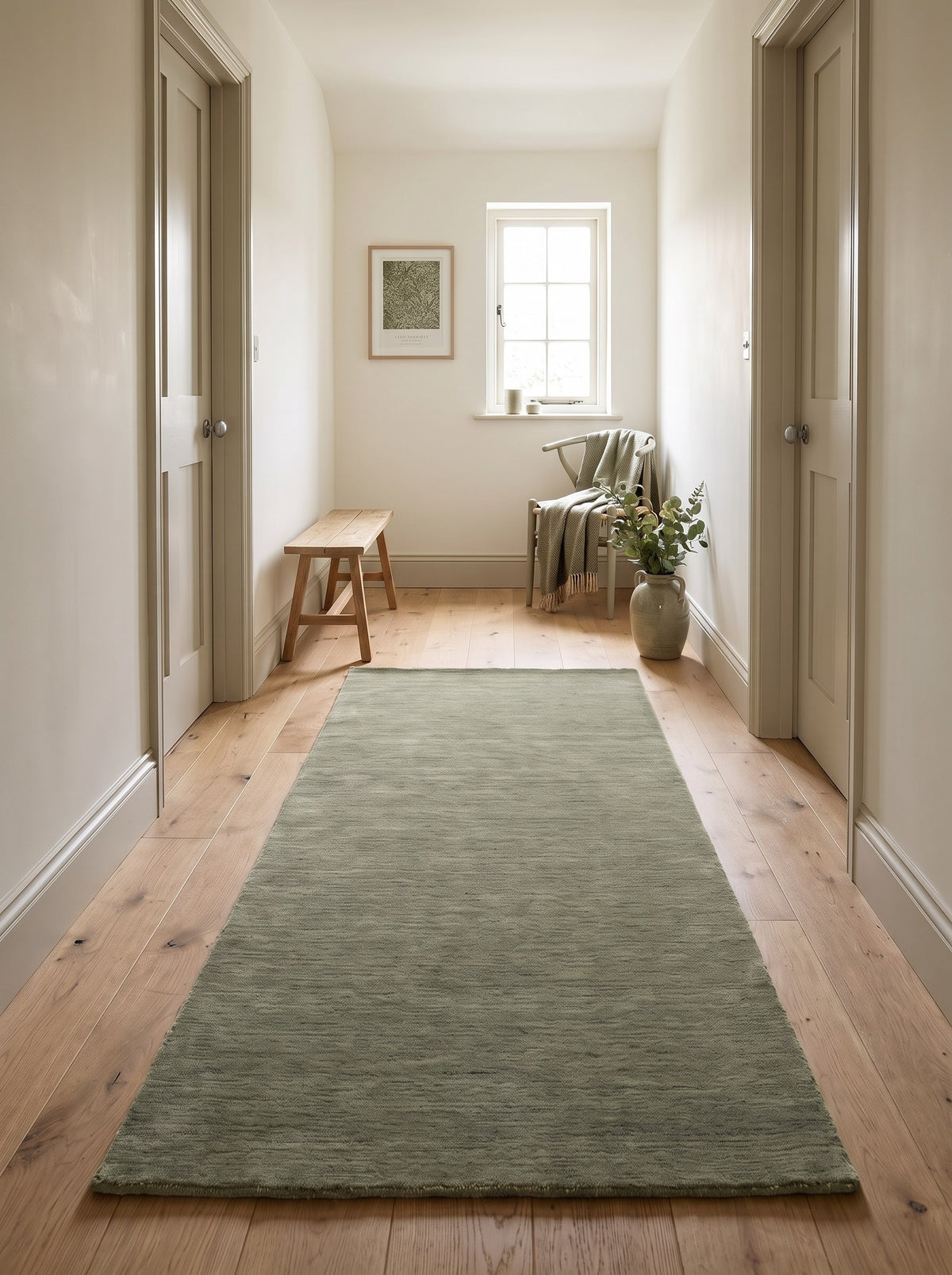 Tapis de Couloir 100% Laine Vert Sauge - Filato le long d'un couloir de maison de ville au parquet de chêne à larges lames