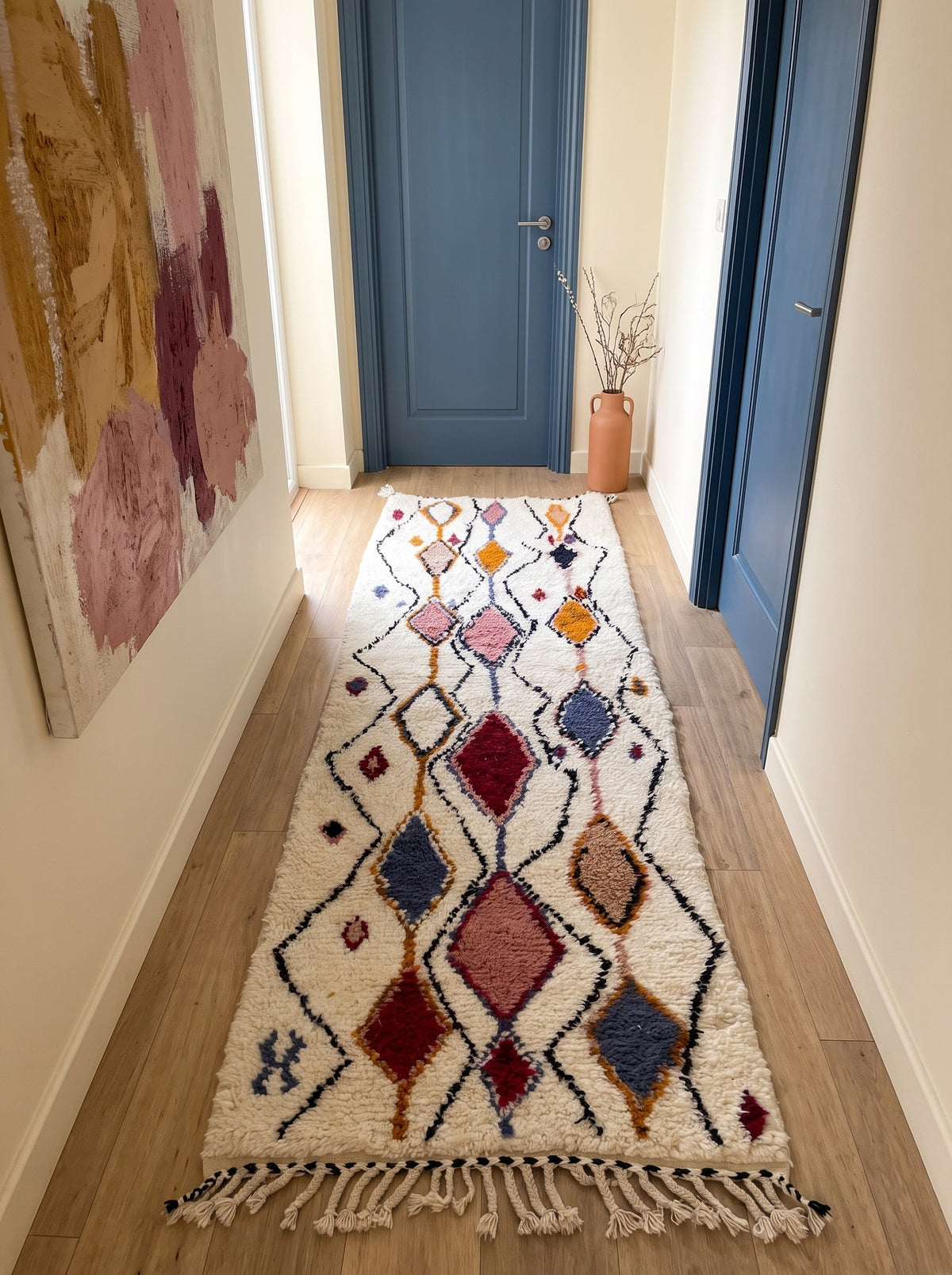 Tapis de couloir berbère à losanges blanc multicolore Anaruz dans un autre couloir, noué main au Maroc
