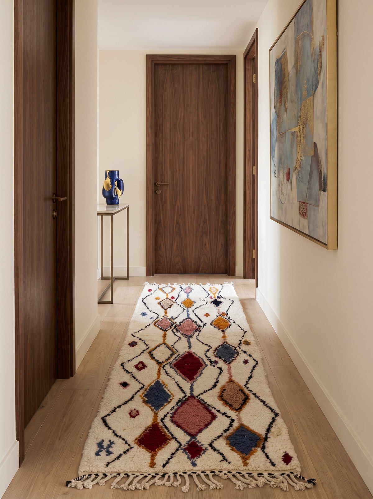 Tapis de couloir berbère à losanges blanc multicolore Anaruz dans un couloir, noué main au Maroc