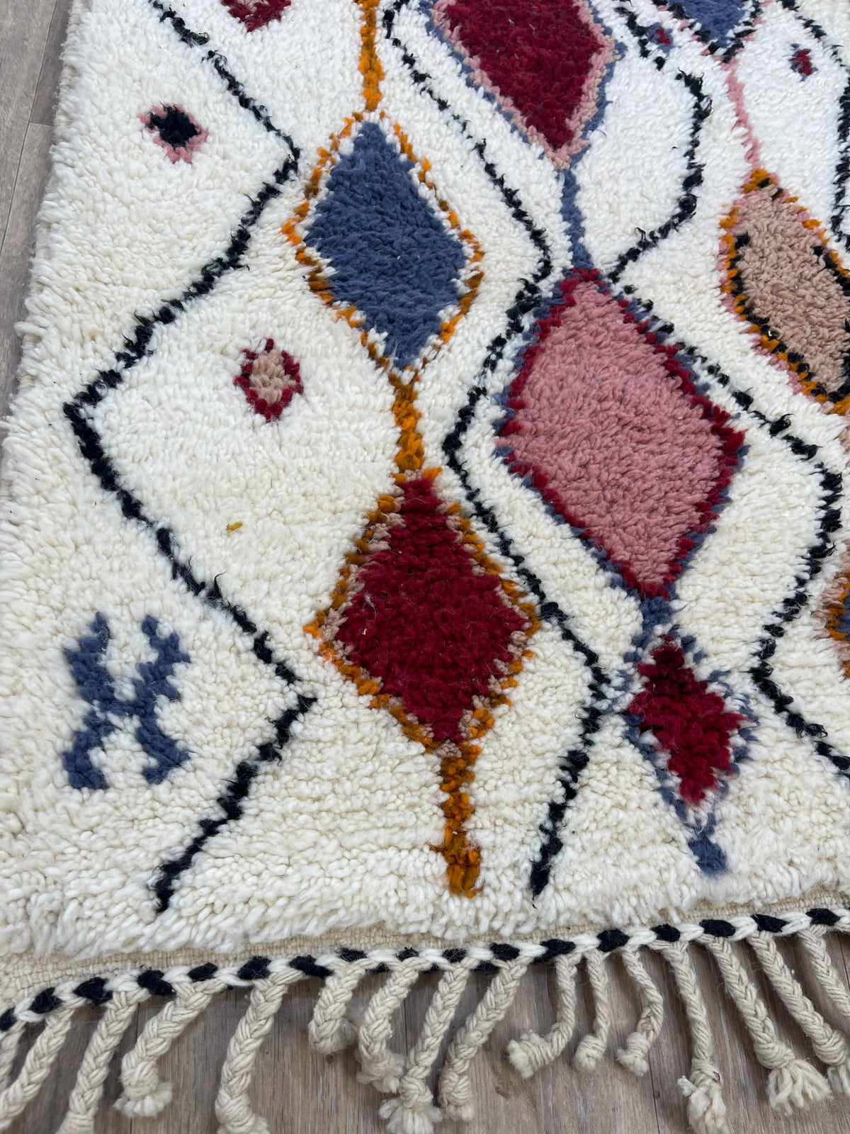 Gros plan sur les franges du tapis de couloir berbère Anaruz, écrues en bas seulement, nouées à la main