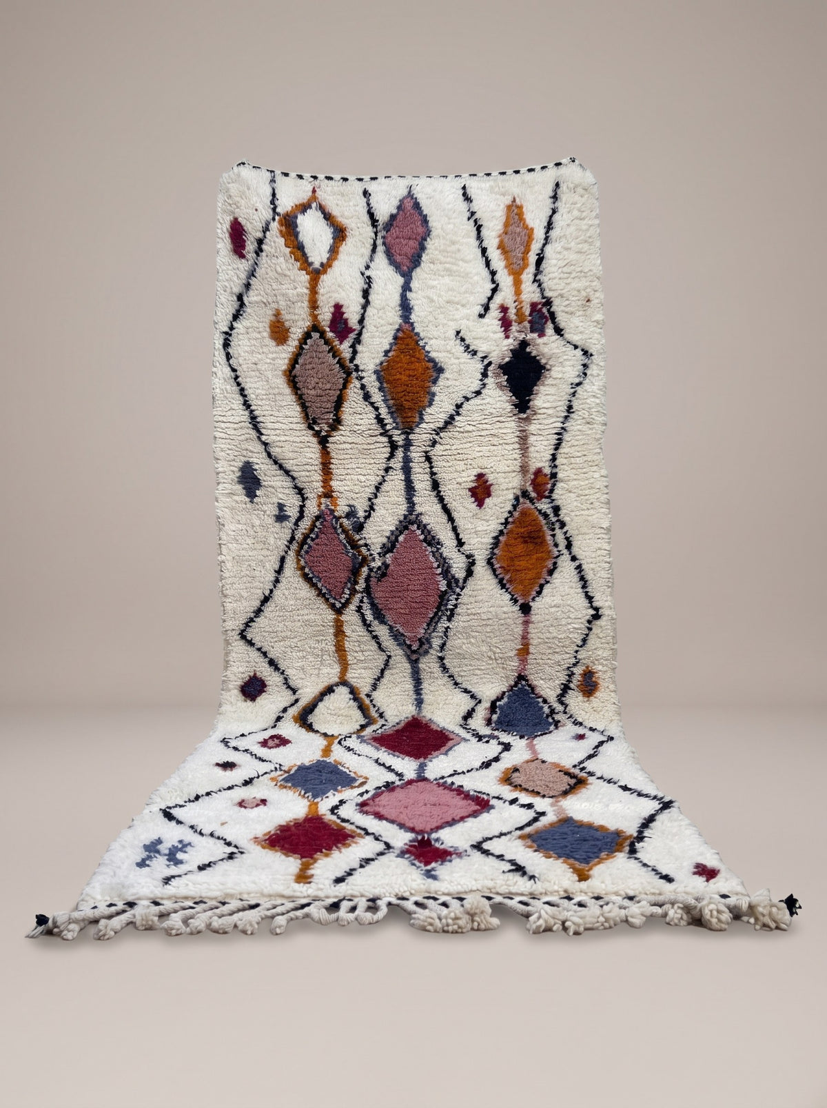 Tapis de couloir berbère à losanges blanc multicolore Anaruz suspendu, pièce unique nouée main au Maroc