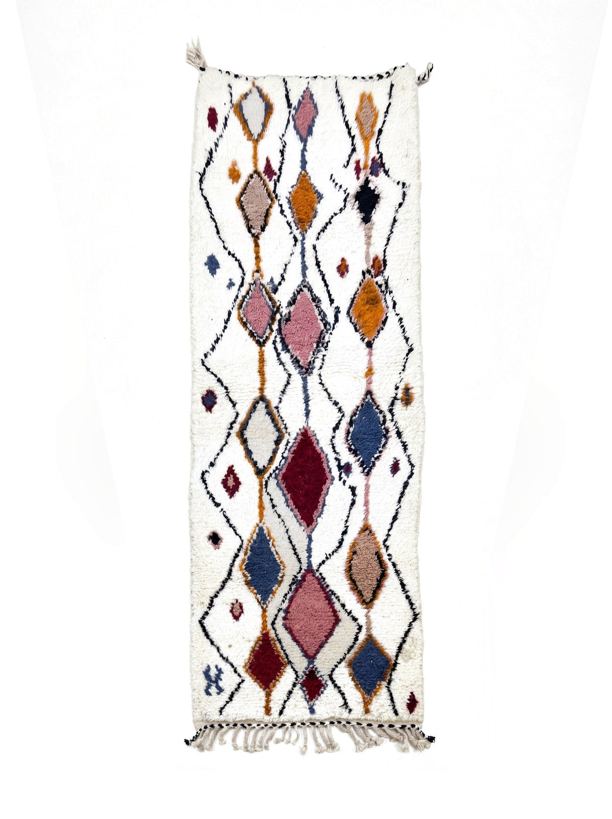 Tapis de couloir berbère à losanges blanc multicolore Anaruz vu à plat, couloir à poil long, fond écru, treillis noir en zigzag