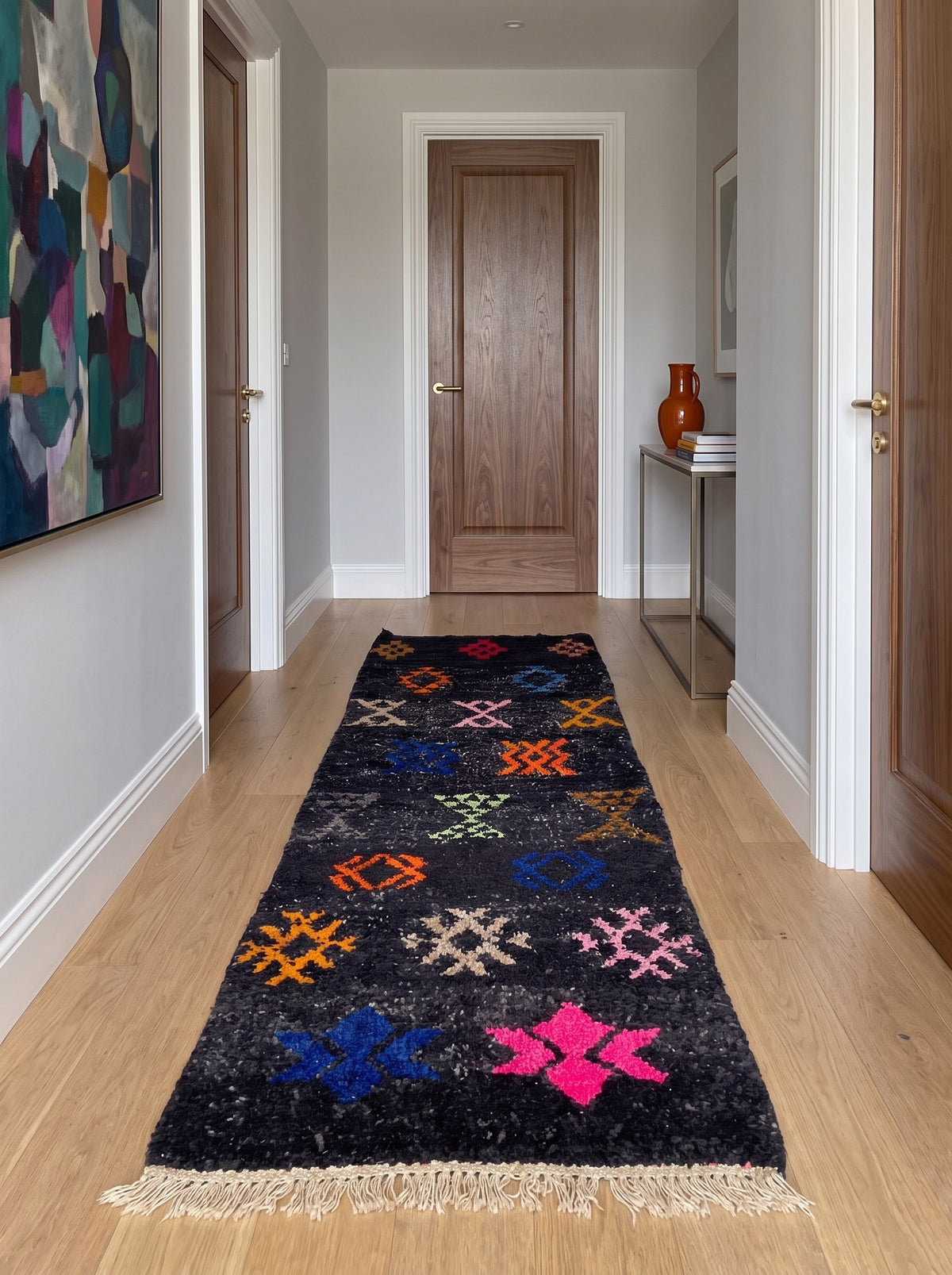 Tapis de couloir berbère à motifs noir multicolore Zemilt dans un autre couloir, noué main au Maroc