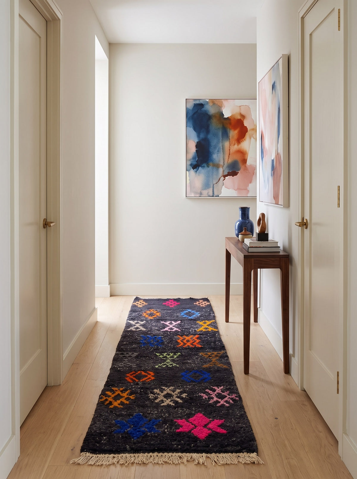 Tapis de couloir berbère à motifs noir multicolore Zemilt dans un troisième couloir, noué main au Maroc