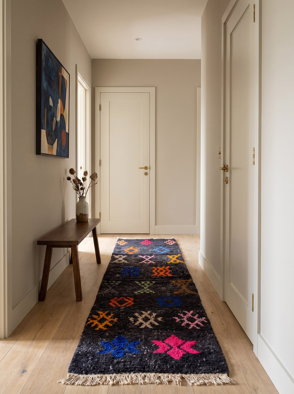 Tapis de couloir berbère à motifs noir multicolore Zemilt dans un couloir, noué main au Maroc