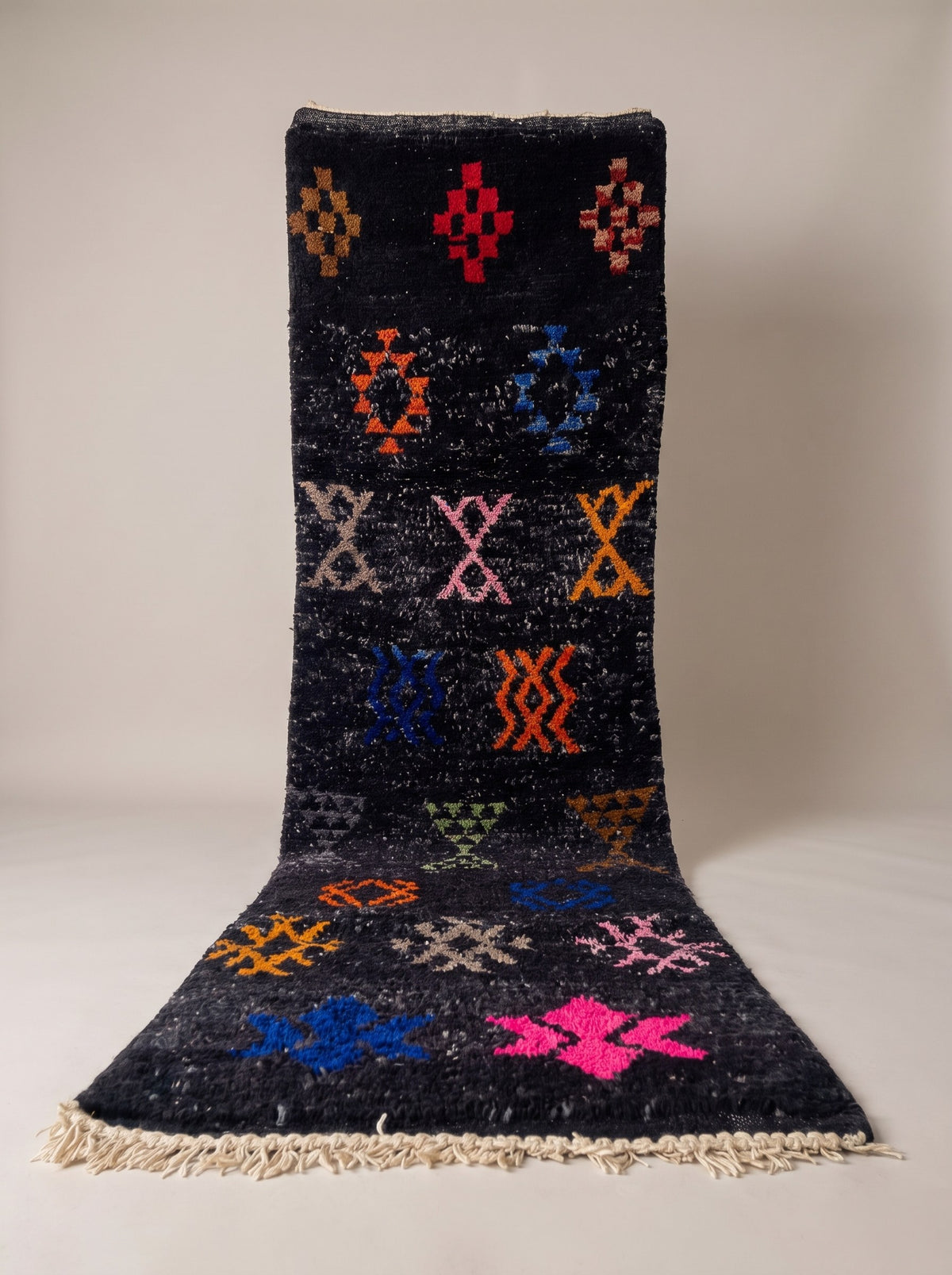 Tapis de couloir berbère à motifs noir multicolore Zemilt suspendu, pièce unique nouée main au Maroc