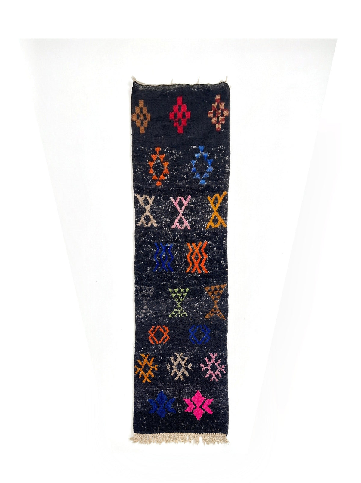 Tapis de couloir berbère à motifs noir multicolore Zemilt vu à plat, couloir fond noir chiné, huit rangées de symboles