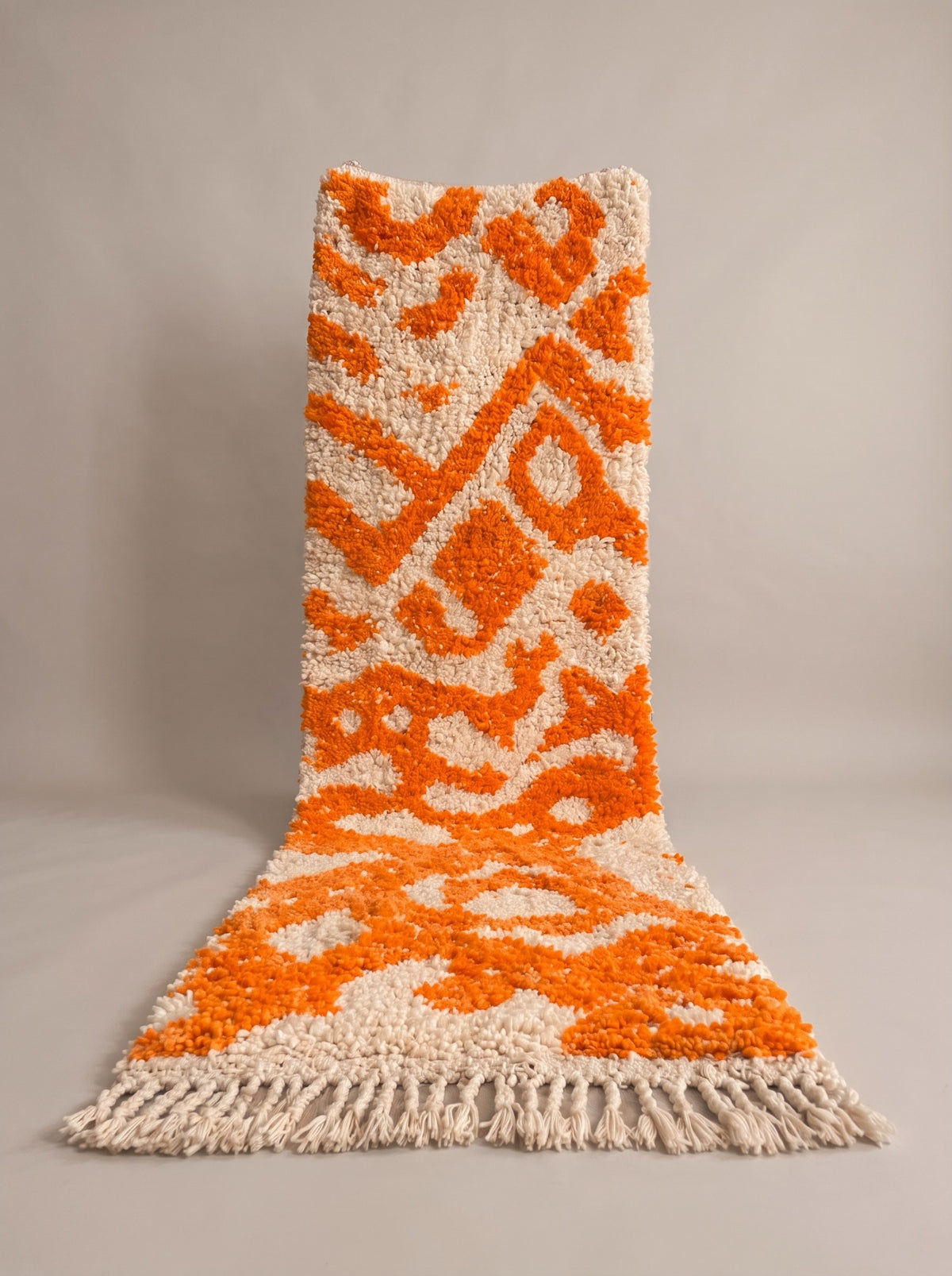 Tapis de couloir berbère à motifs orange et blanc Nazrila suspendu, pièce unique nouée main au Maroc