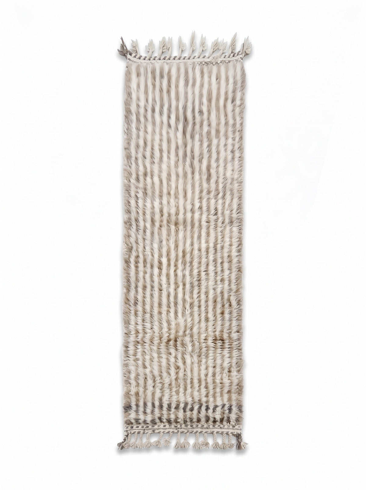Tapis de couloir berbère à rayures beige et blanc Tamri vu à plat, couloir à poil très long, rayures longitudinales chinées beige