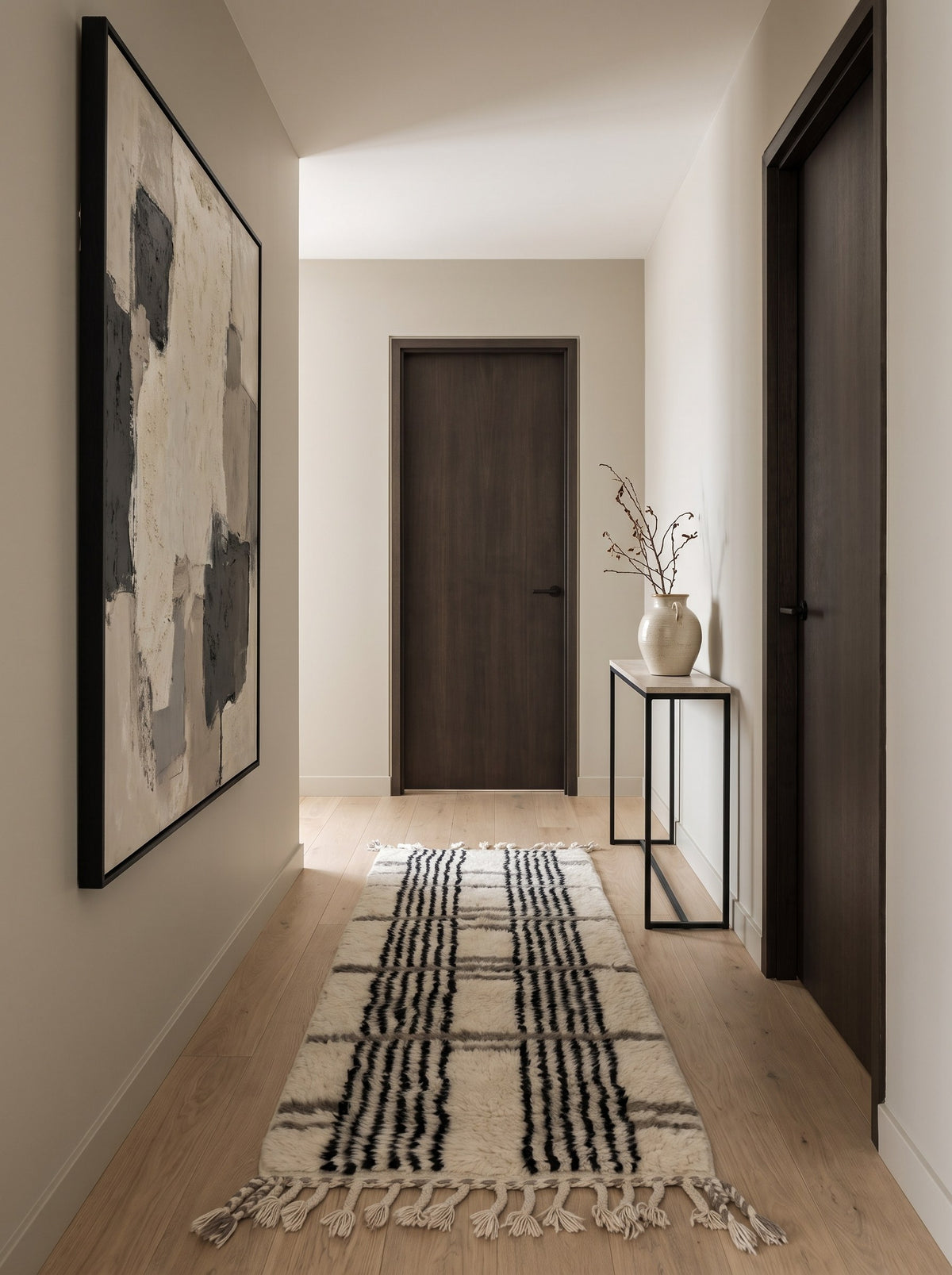 Tapis de couloir berbère à rayures blanc et noir Aknoul dans un autre couloir, noué main au Maroc