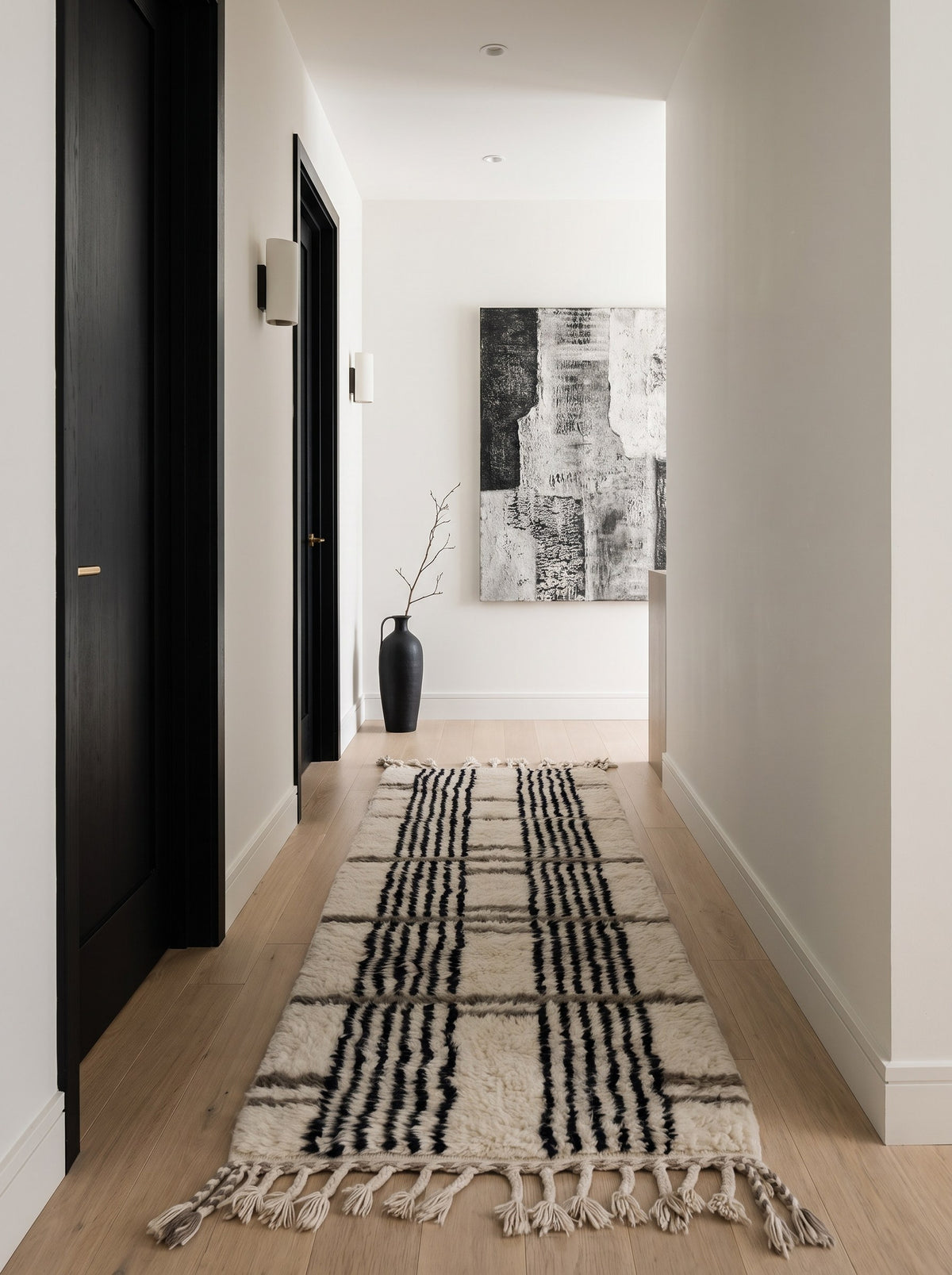 Tapis de couloir berbère à rayures blanc et noir Aknoul dans un troisième couloir, noué main au Maroc