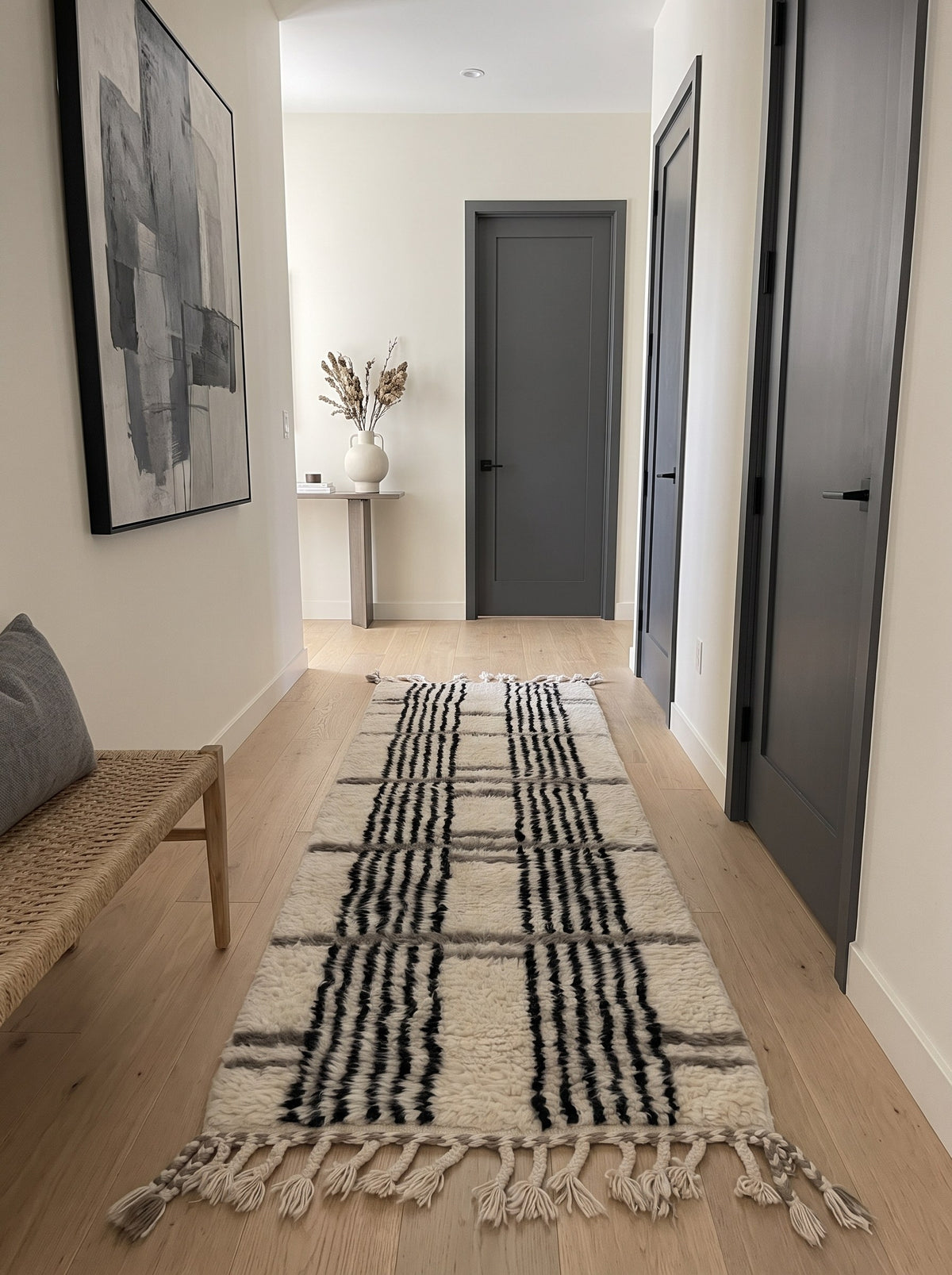 Tapis de couloir berbère à rayures blanc et noir Aknoul dans un couloir, noué main au Maroc