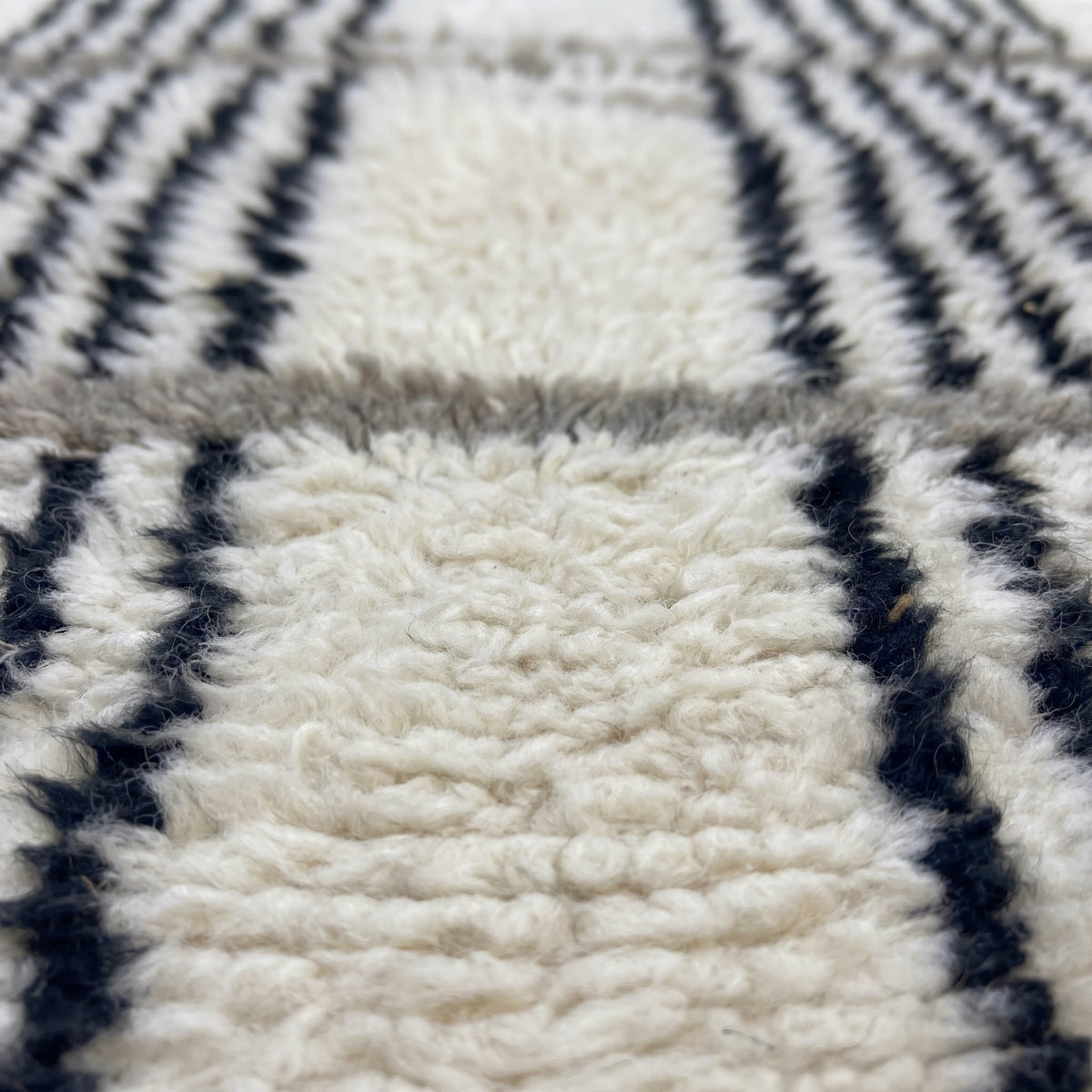 Gros plan sur un motif du tapis de couloir berbère Aknoul, couloir en laine écrue très épaisse