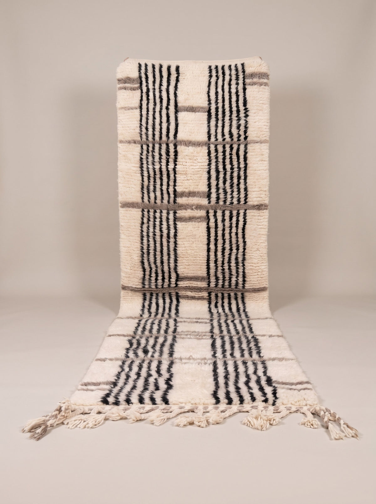 Tapis de couloir berbère à rayures blanc et noir Aknoul suspendu, pièce unique nouée main au Maroc