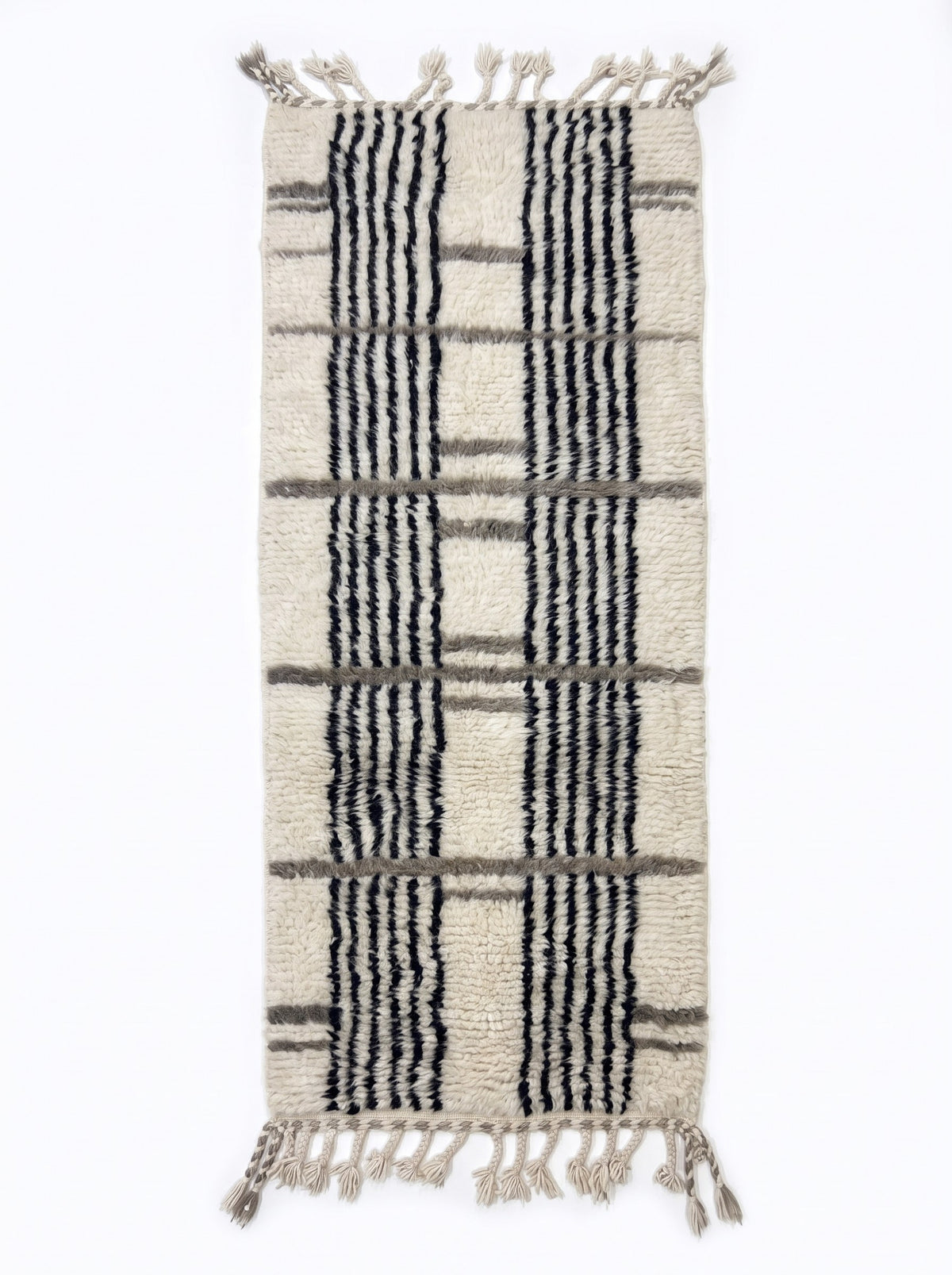 Tapis de couloir berbère à rayures blanc et noir Aknoul vu à plat, couloir en laine écrue très épaisse, franges écrues torsadées