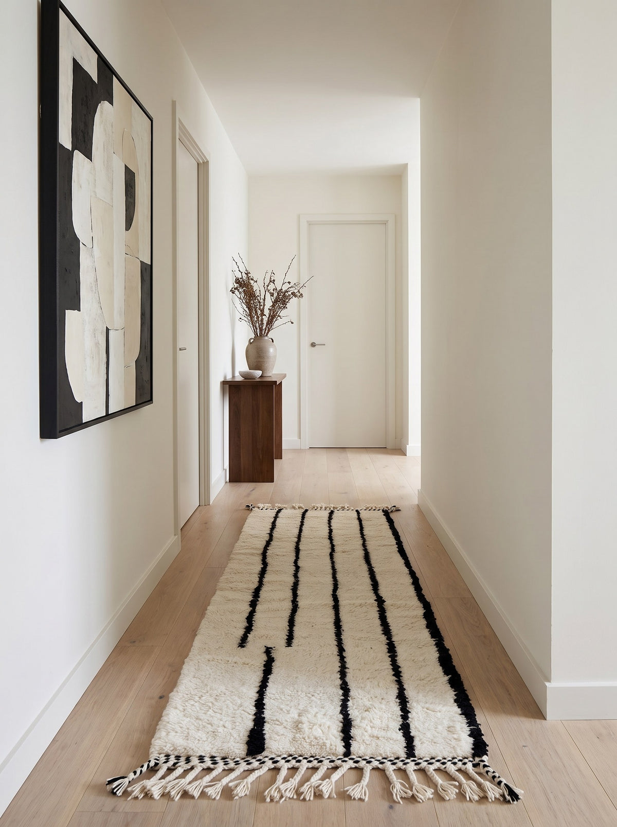 Tapis de couloir berbère à rayures blanc et noir Iberdan dans un autre couloir, noué main au Maroc