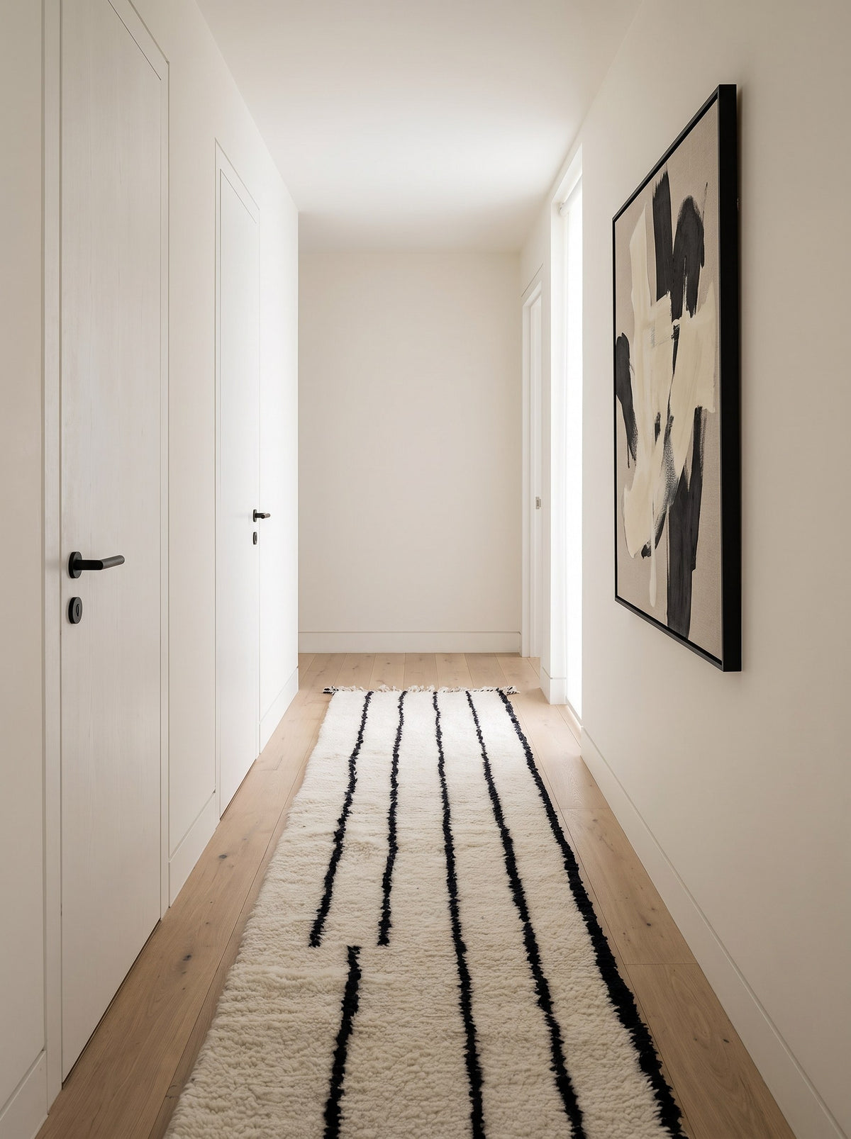Tapis de couloir berbère à rayures blanc et noir Iberdan dans un couloir, noué main au Maroc