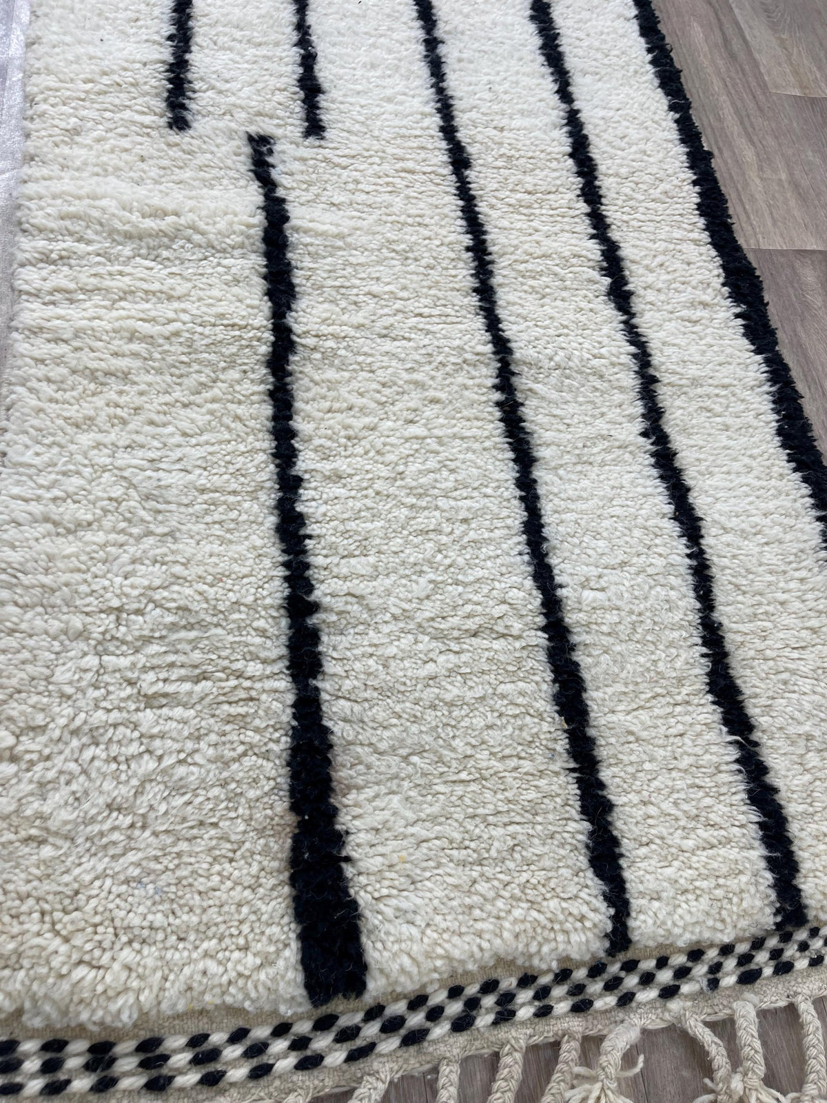 Gros plan sur un détail du tapis de couloir berbère Iberdan, tracé irrégulier du motif fait main