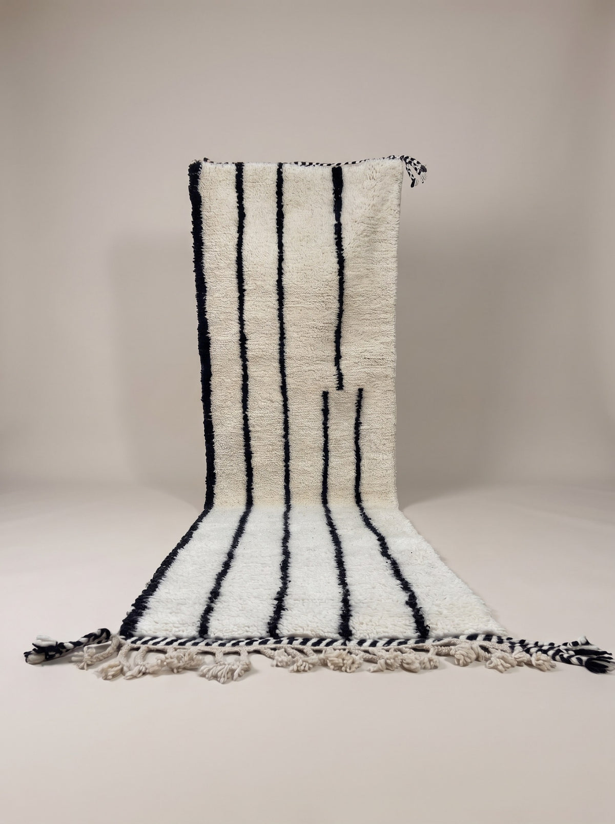 Tapis de couloir berbère à rayures blanc et noir Iberdan suspendu, pièce unique nouée main au Maroc