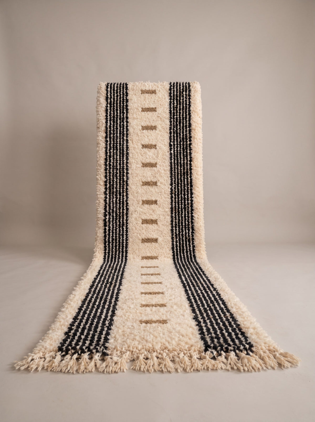 Tapis de couloir berbère à rayures blanc et noir Tallunt suspendu, pièce unique nouée main au Maroc