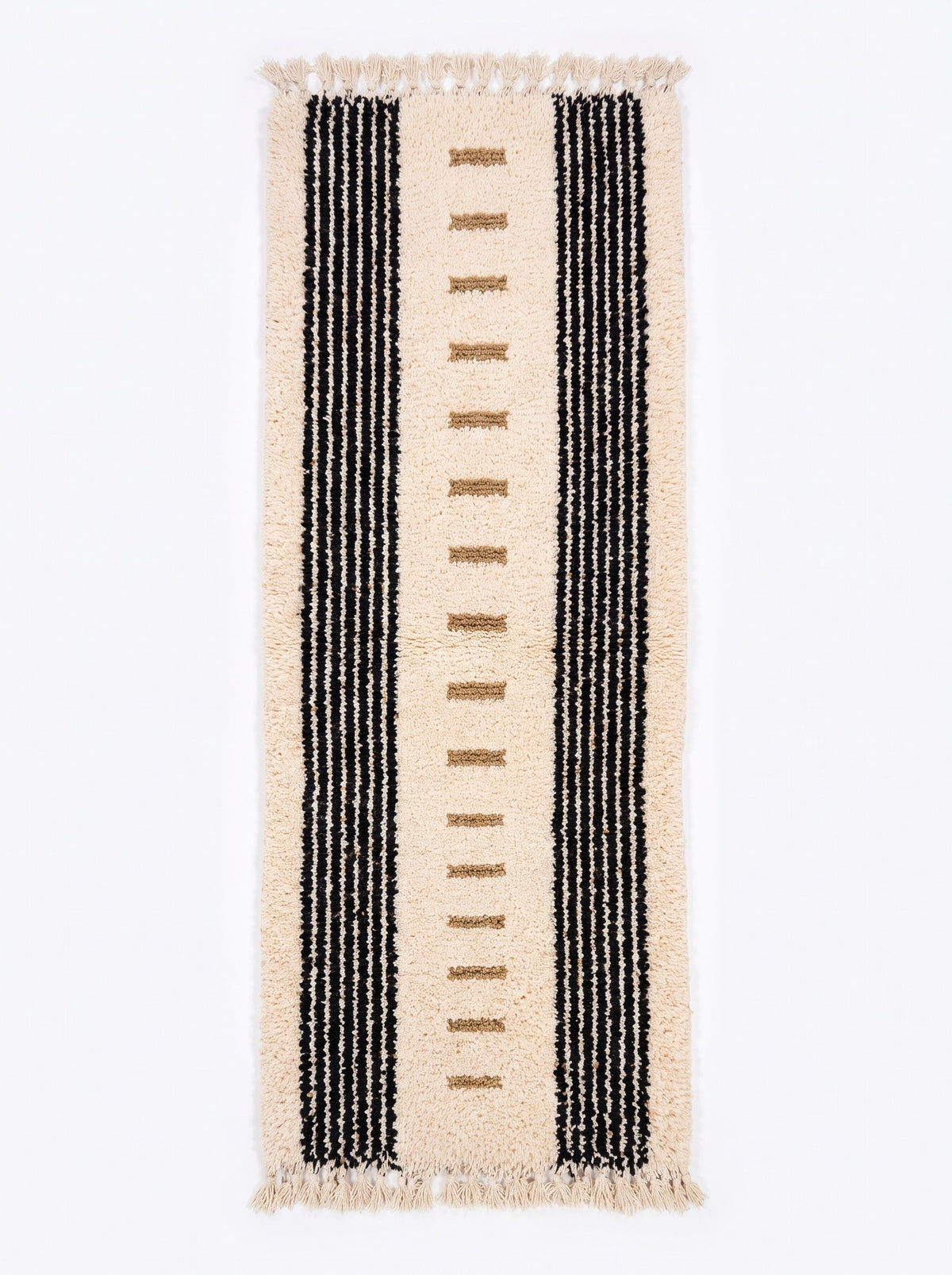 Tapis de couloir berbère à rayures blanc et noir Tallunt vu à plat, couloir écru à poil long, de chaque côté