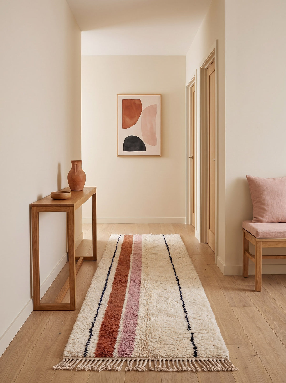 Tapis de couloir berbère à rayures blanc et terracotta Tasrifa dans un couloir, noué main au Maroc