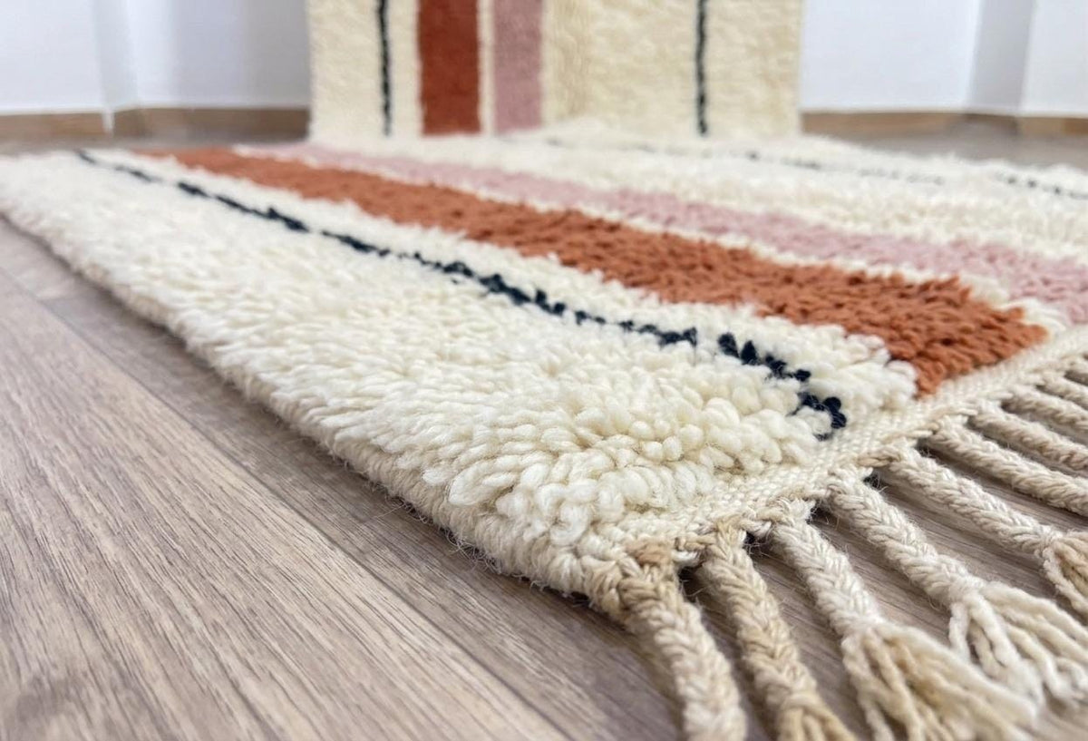 Gros plan sur les franges du tapis de couloir berbère Tasrifa, attache des franges et dernière rangée de nœuds